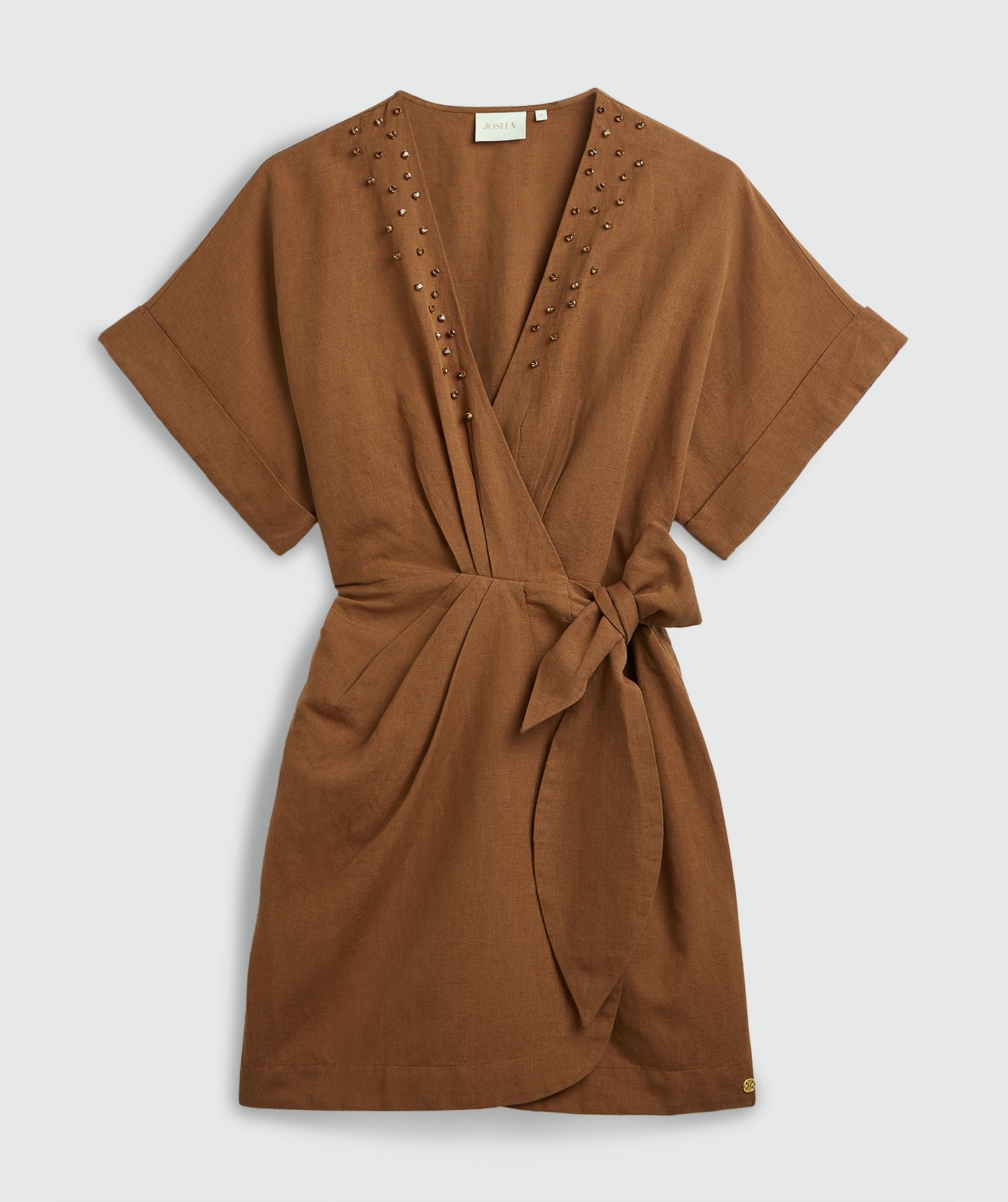 Een overslagjurk met sierstenen in de kleur Mocha Brown, weergegeven op een lichtgrijze achtergrond