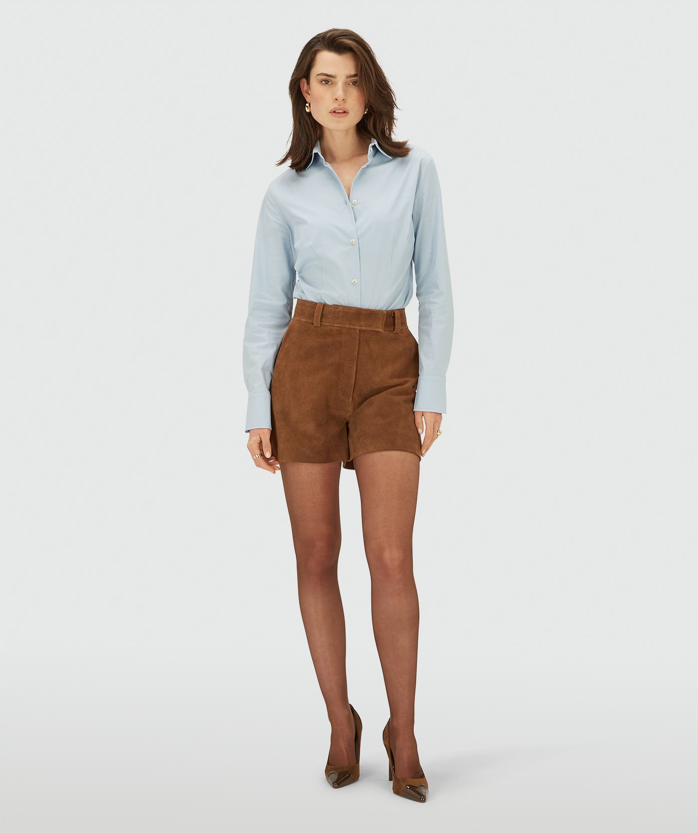 Model draagt een fitted longsleeve body blouse in de kleur fresh blue