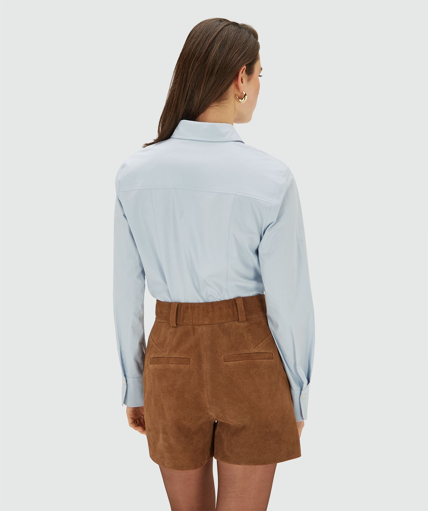 Achteraanzicht van een model in een fitted longsleeve body blouse in de kleur fresh blue