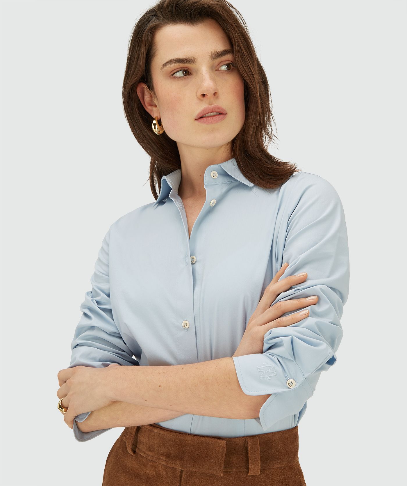 Model draagt een fitted longsleeve body blouse in de kleur fresh blue