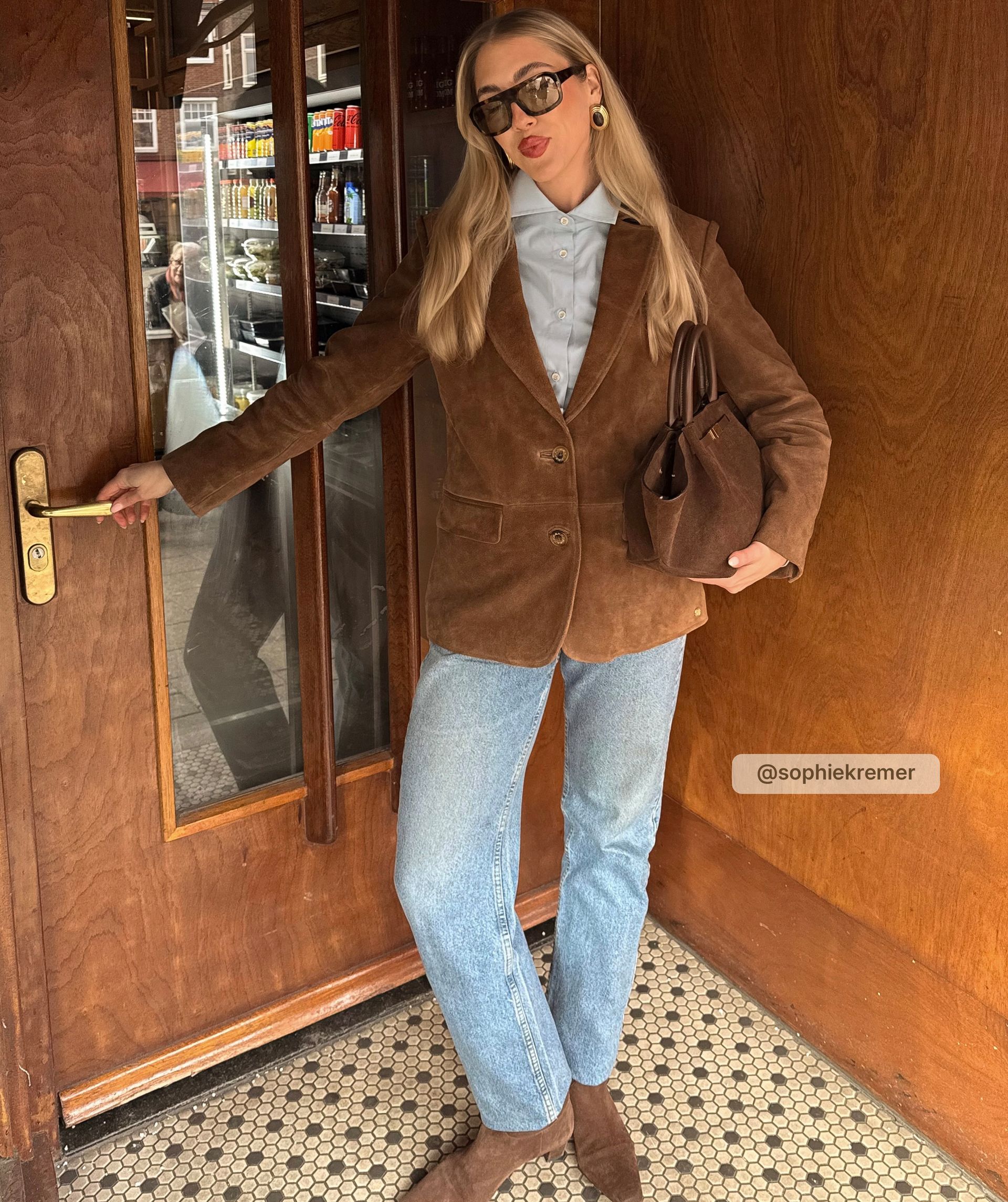 Model draagt een fitted longsleeve body blouse in de kleur fresh blue