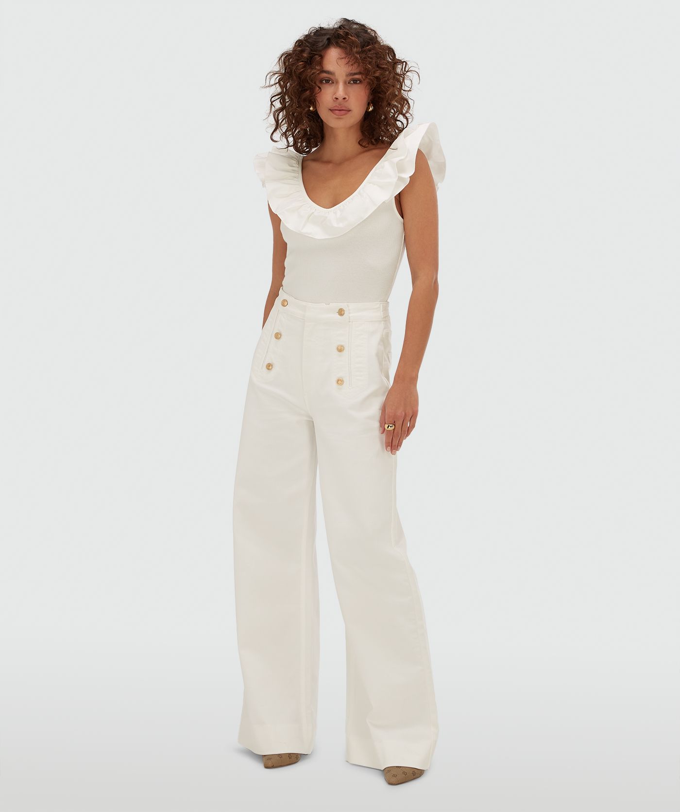Model draagt een slim fit body met ruffle detail in de kleur Off White
