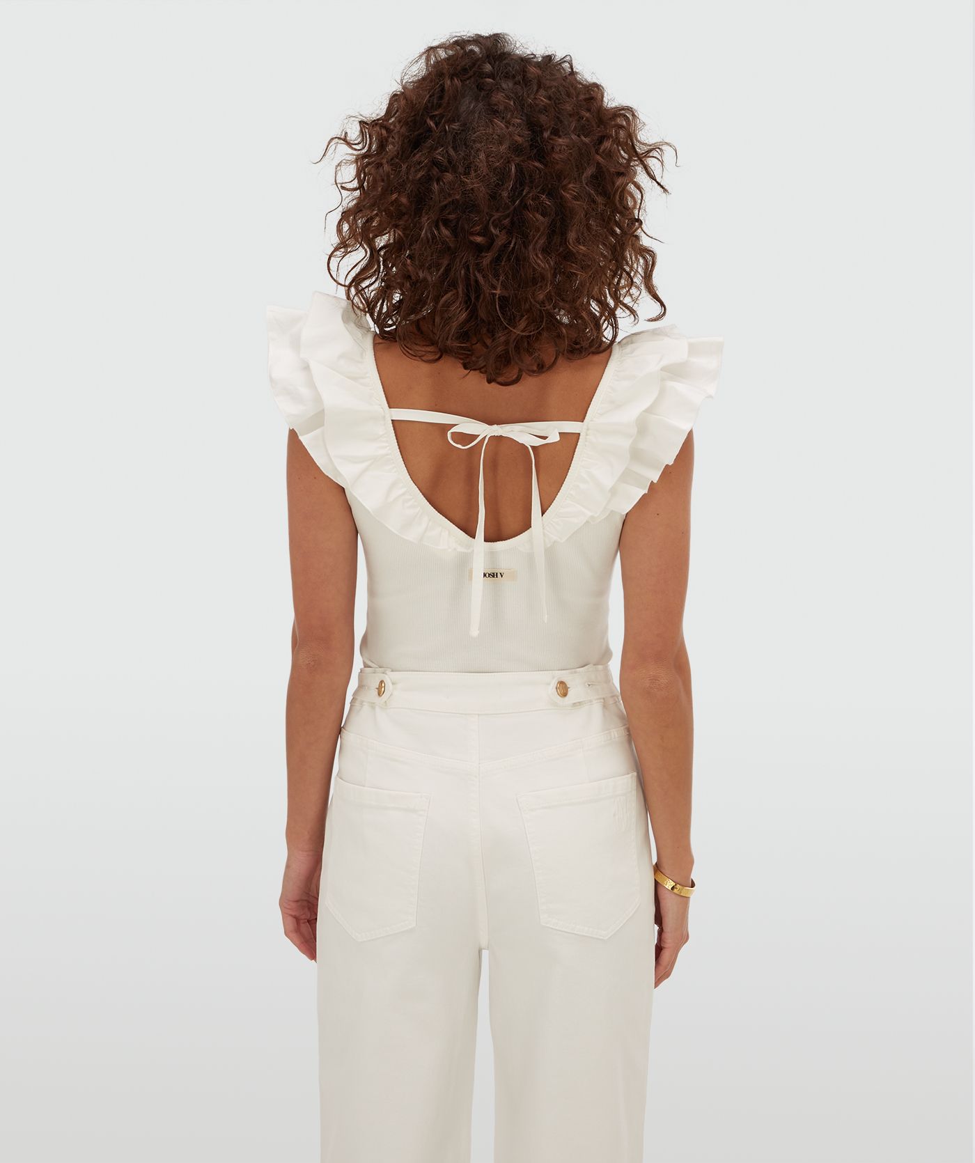 Achteraanzicht van een model in een slim fit body met ruffle detail in de kleur Off White