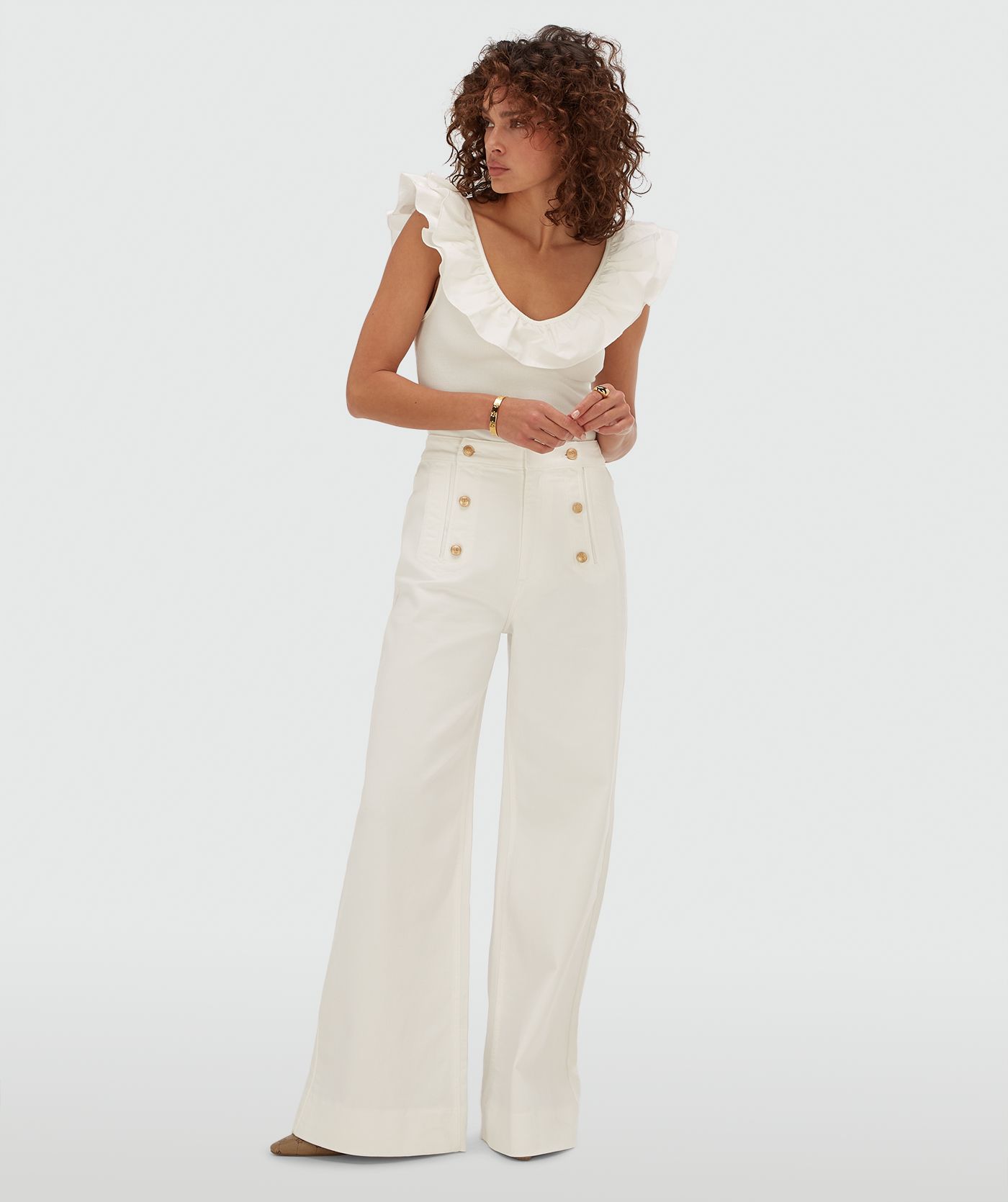 Model draagt een slim fit body met ruffle detail in de kleur Off White