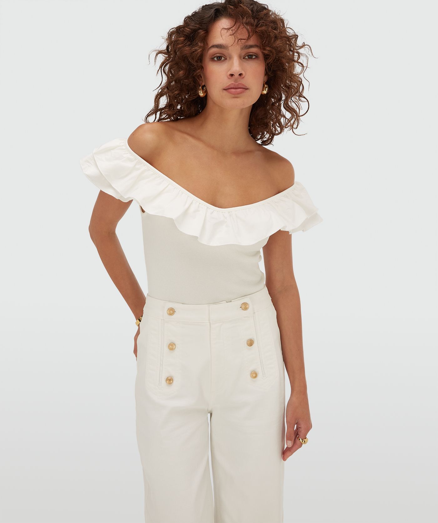 Model draagt een slim fit body met ruffle detail in de kleur Off White