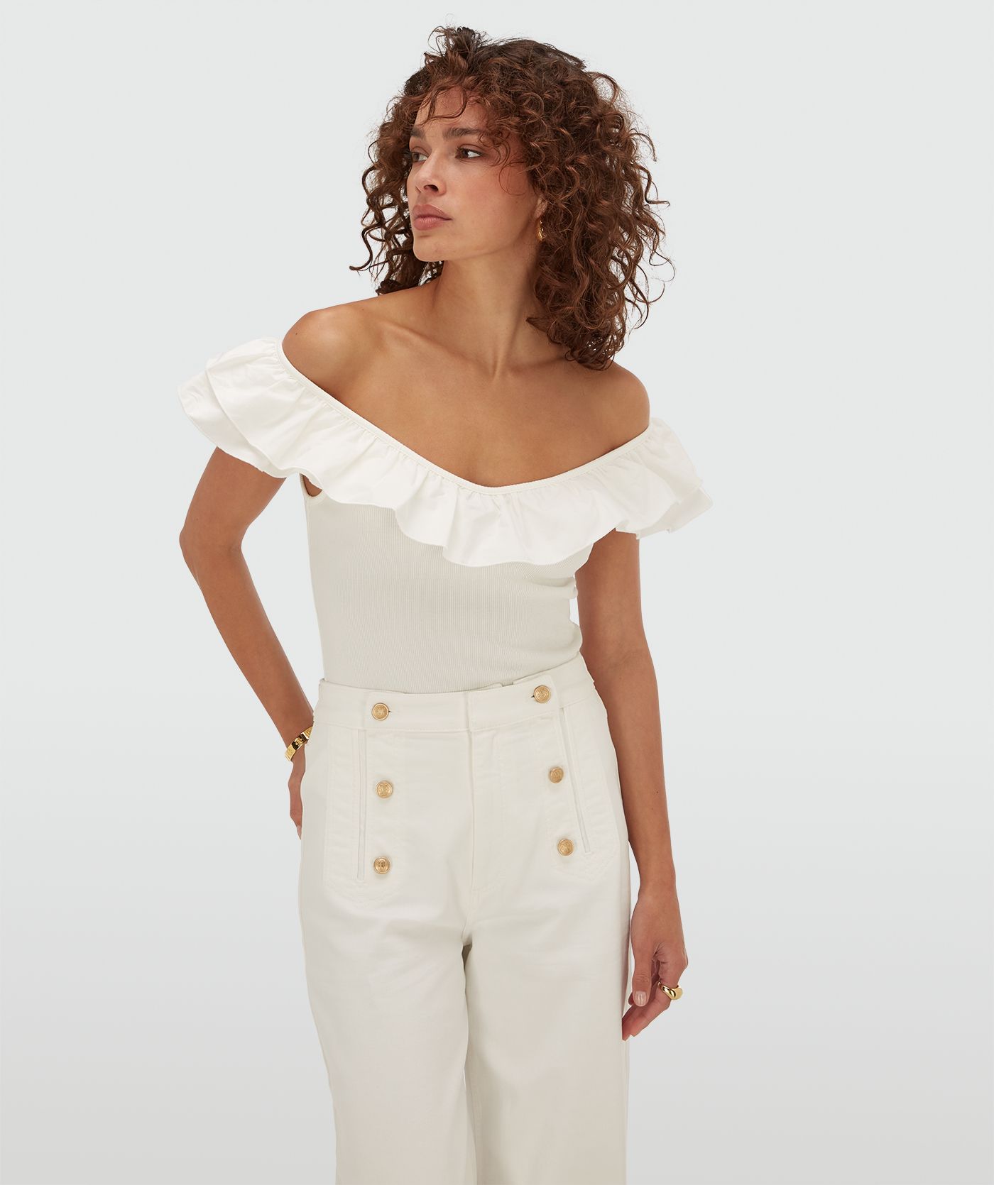 Model draagt een slim fit body met ruffle detail in de kleur Off White