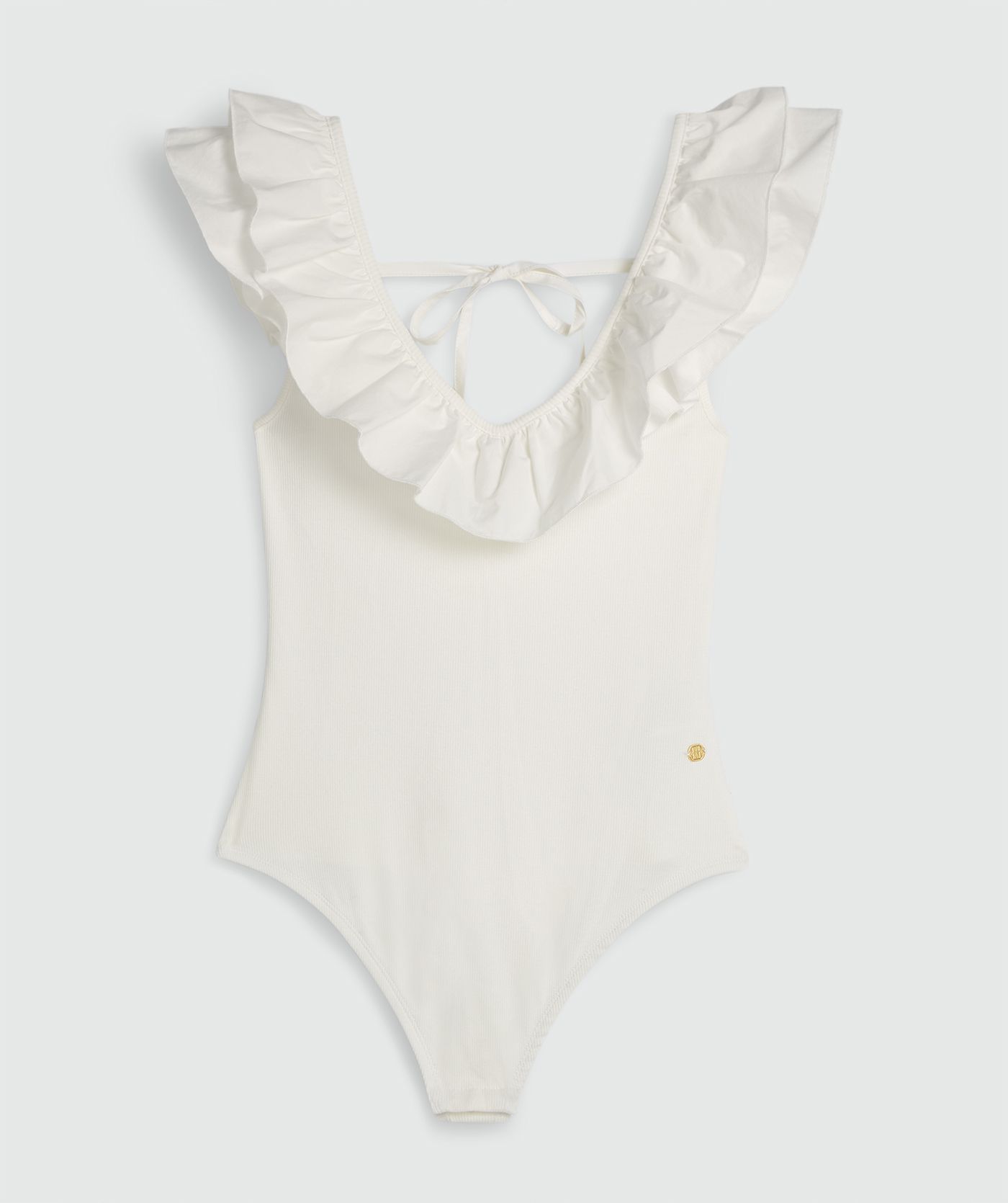 Een slim fit body met ruffle detail in de kleur Off White, zonder model, weergegeven op een lichtgrijze achtergrond