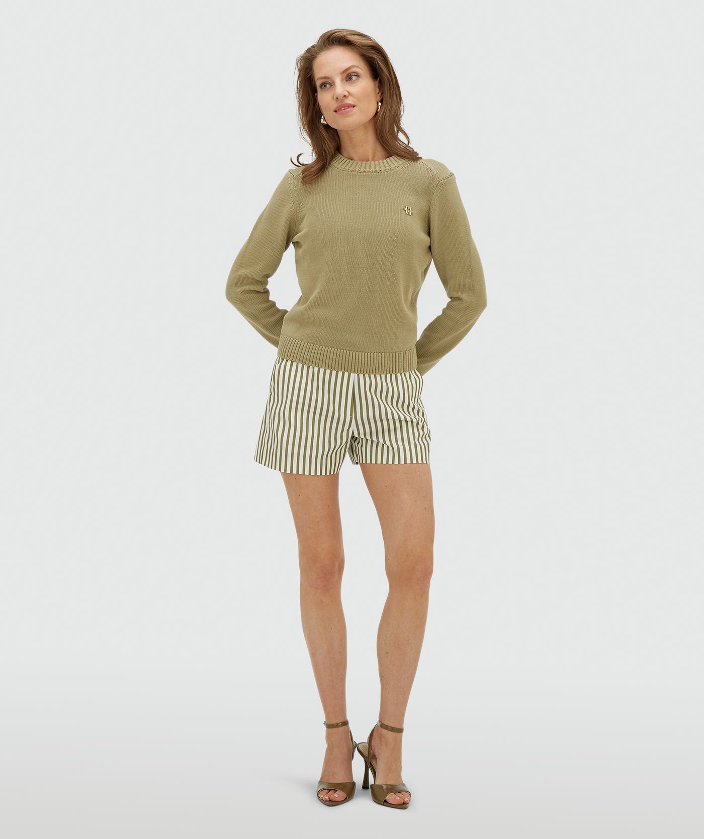 Model draagt een fitted sweater in de kleur Dark Pistachio