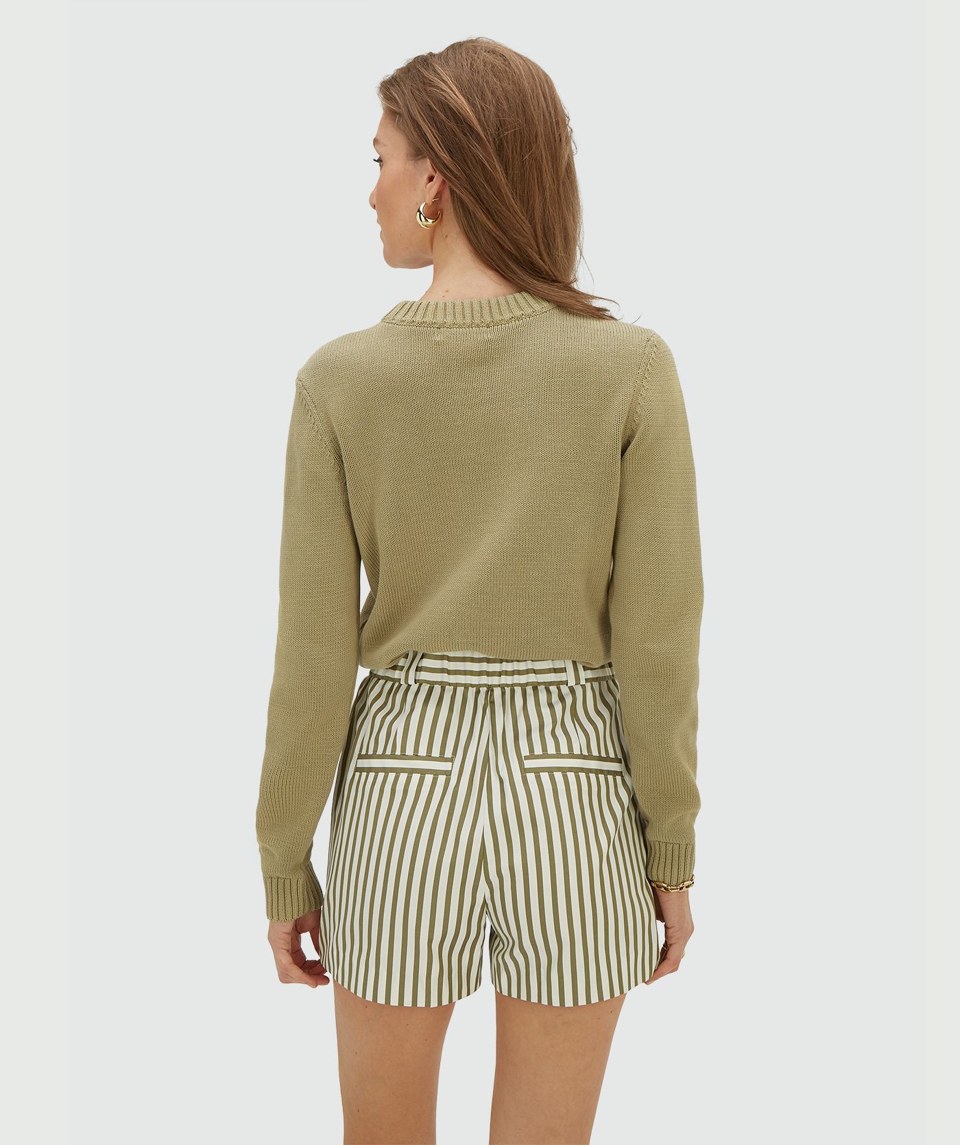 Achteraanzicht van een model in een fitted sweater in de kleur Dark Pistachio