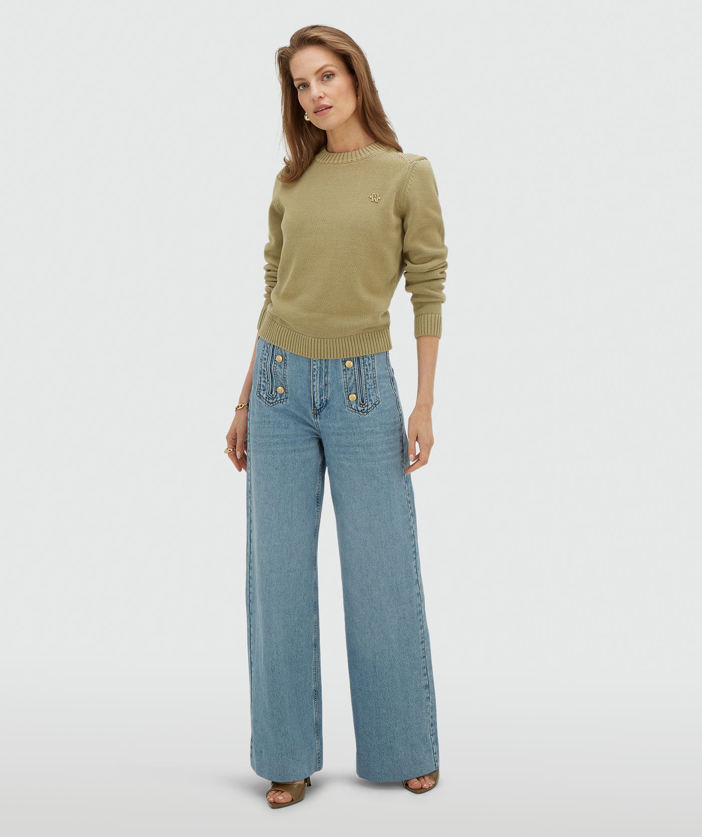 Model draagt een fitted sweater in de kleur Dark Pistachio