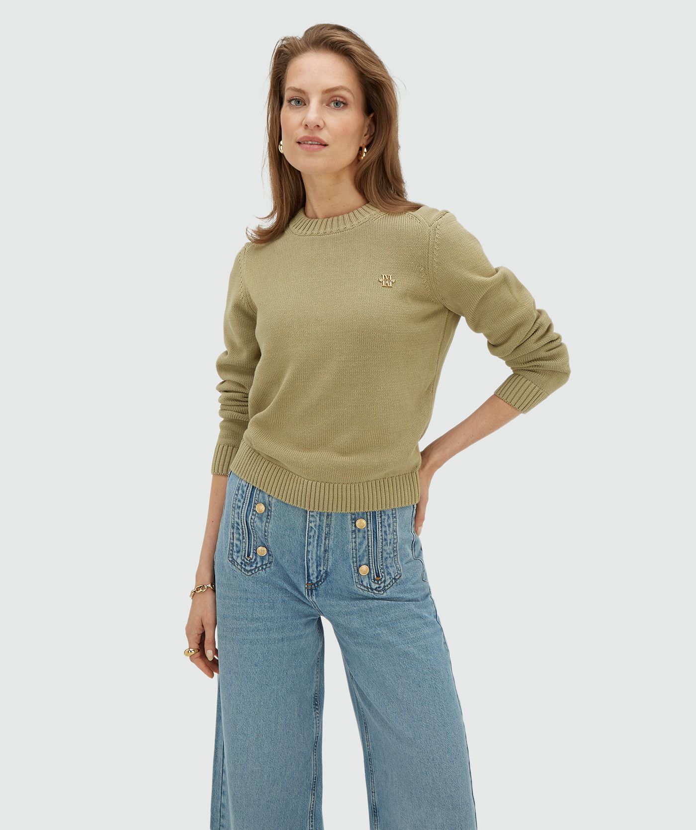 Model draagt een fitted sweater in de kleur Dark Pistachio