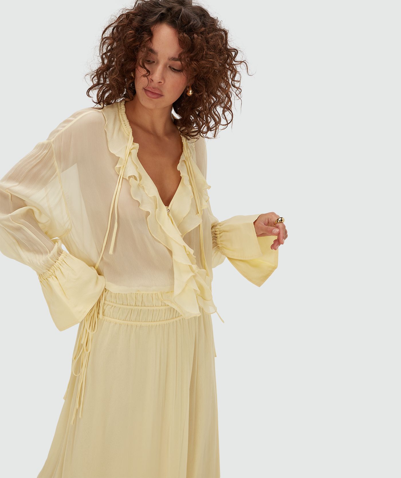 Model draagt een oversized maxi jurk in de kleur Butter Yellow
