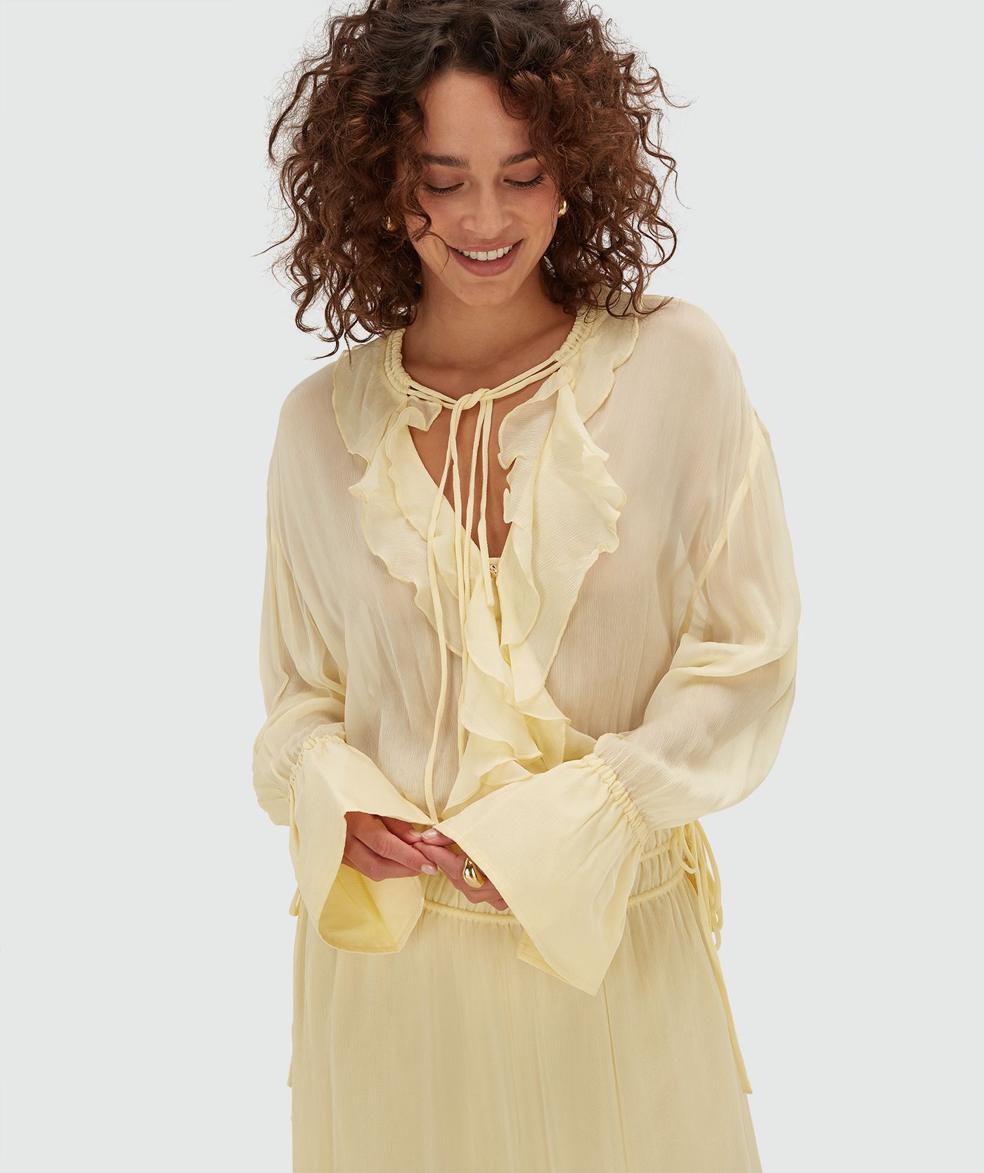 Model draagt een oversized maxi jurk in de kleur Butter Yellow