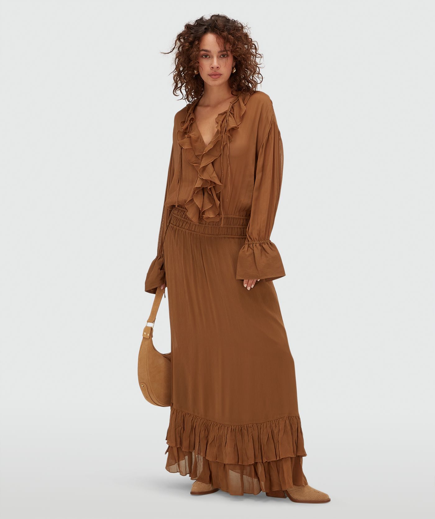 Model draagt een oversized maxi jurk in de kleur Mocha Brown