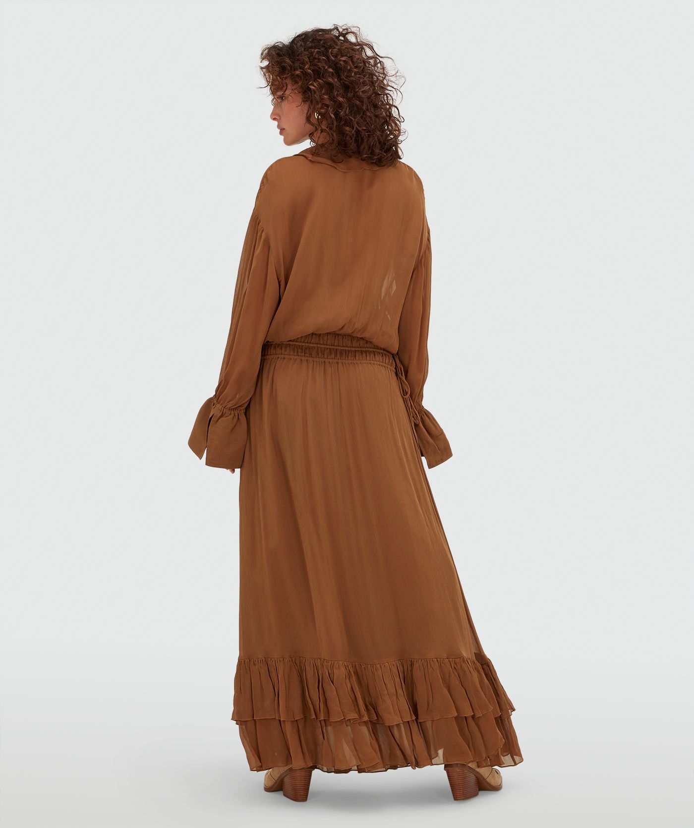 Achterzijde van een model in een oversized maxi jurk in de kleur Mocha Brown