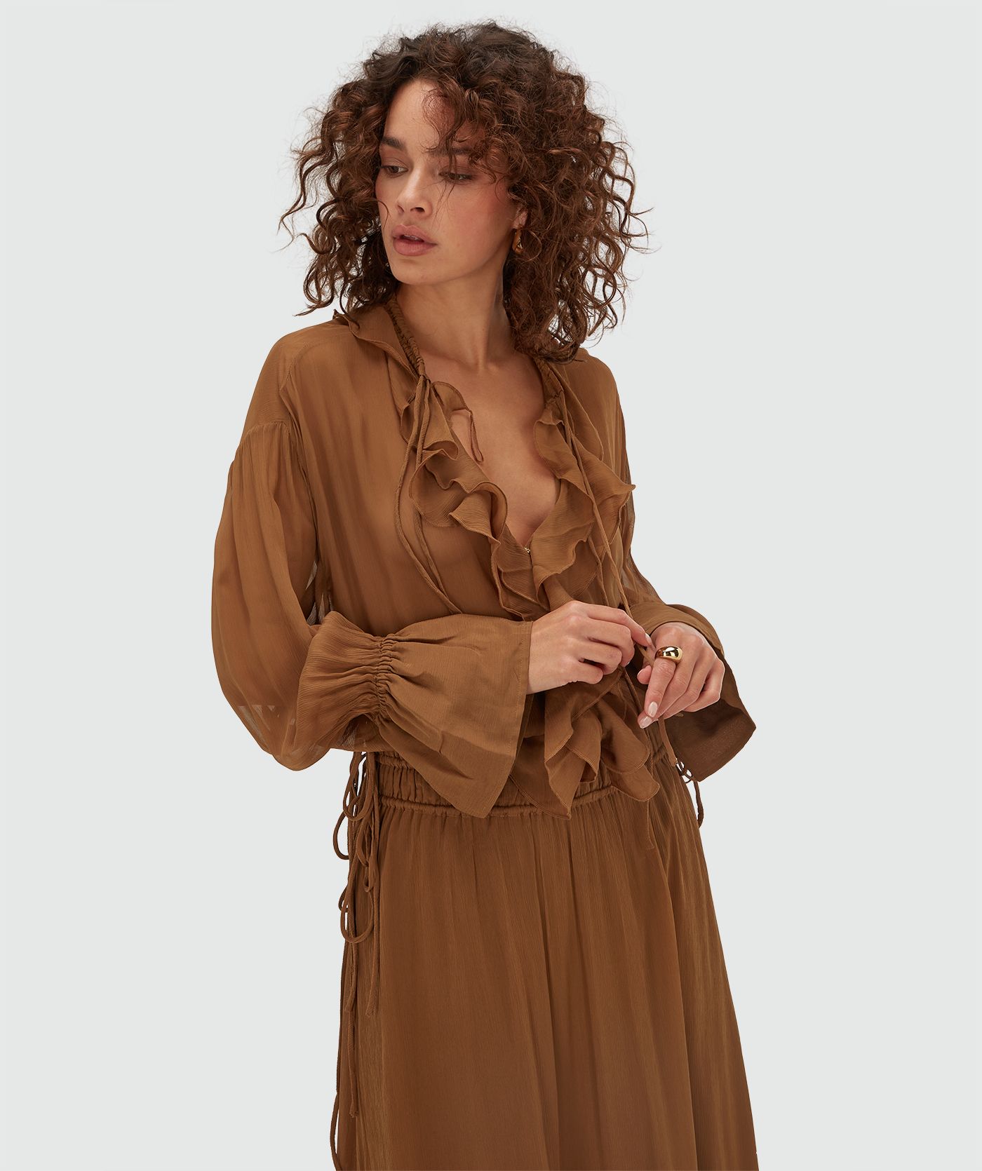 Model draagt een oversized maxi jurk in de kleur Mocha Brown