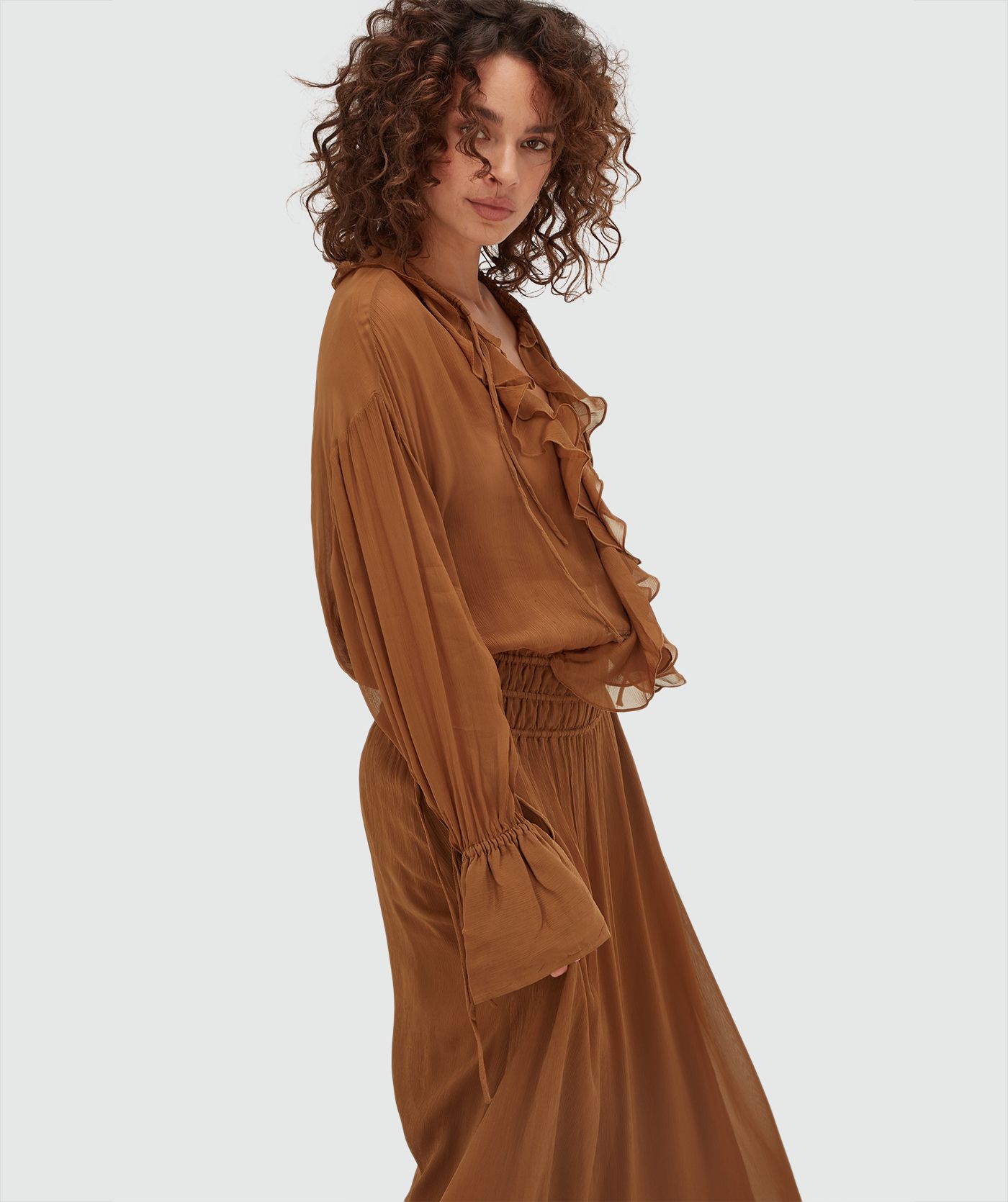 Model draagt een oversized maxi jurk in de kleur Mocha Brown