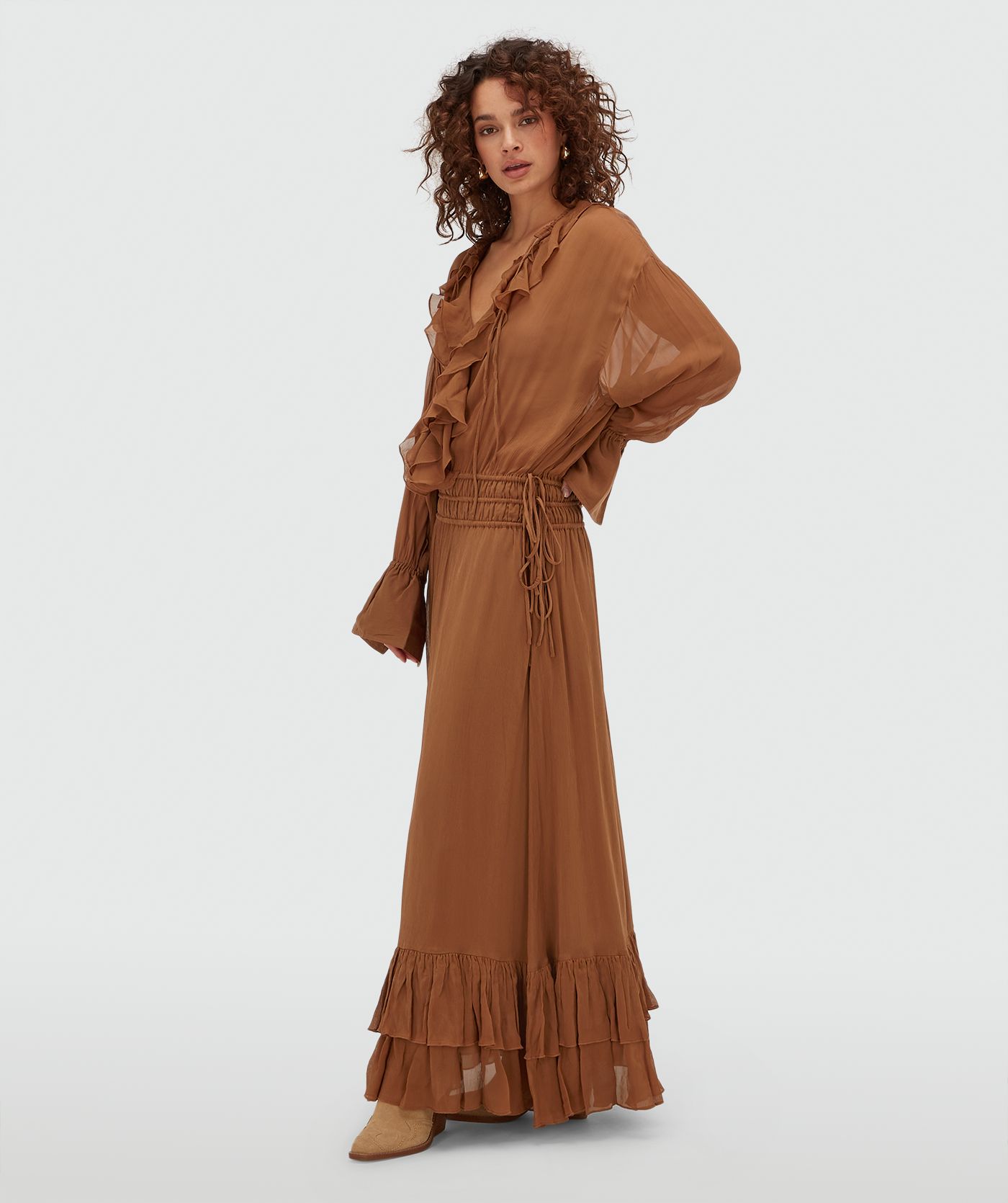 Model draagt een oversized maxi jurk in de kleur Mocha Brown
