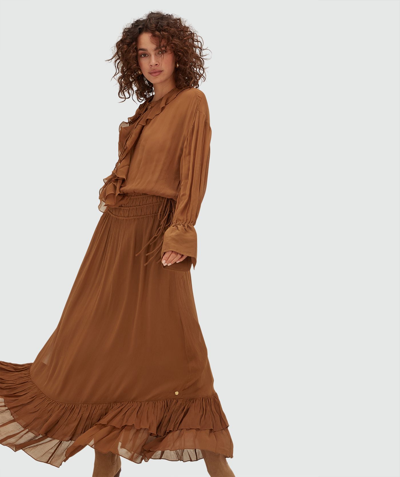 Model draagt een oversized maxi jurk in de kleur Mocha Brown