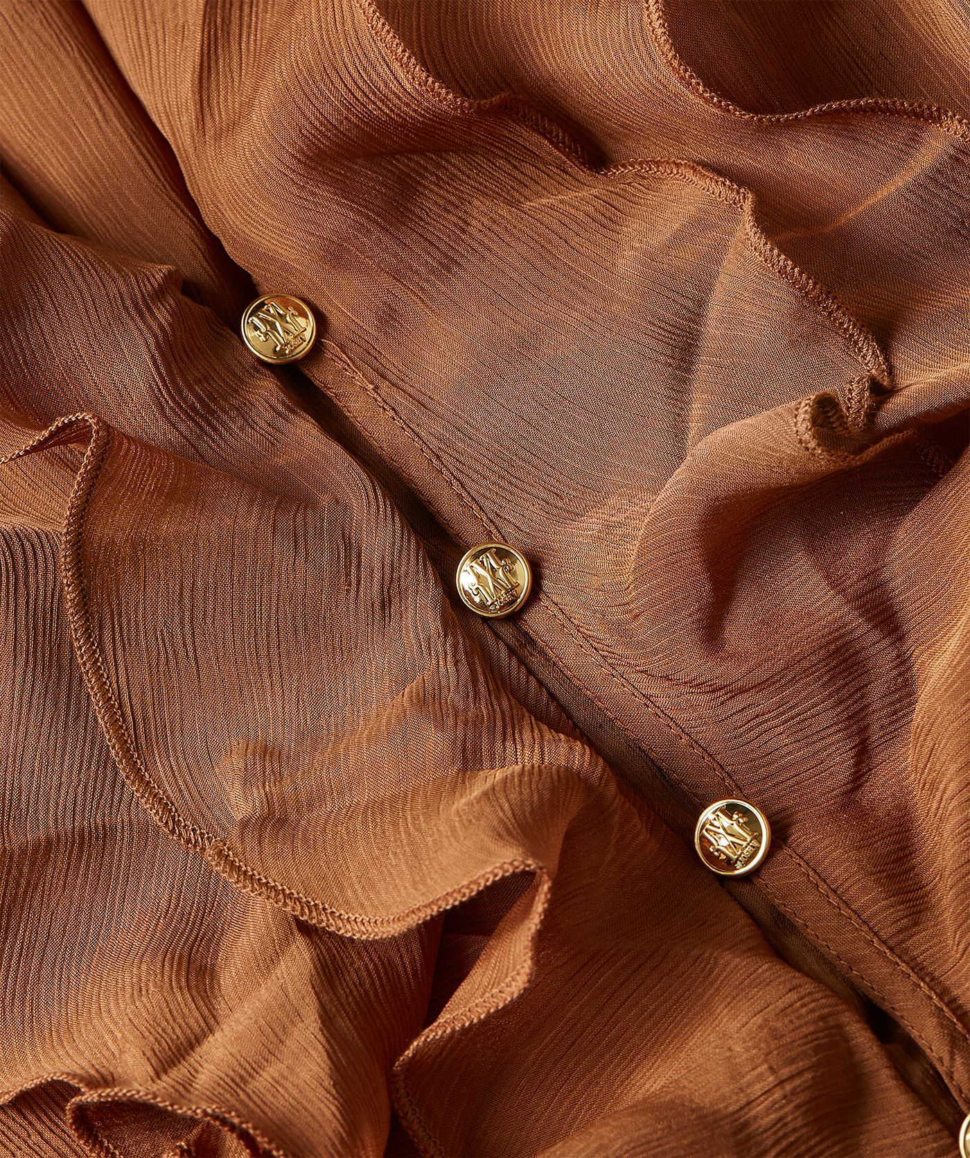 Close-up van een oversized maxi jurk in de kleur Mocha Brown