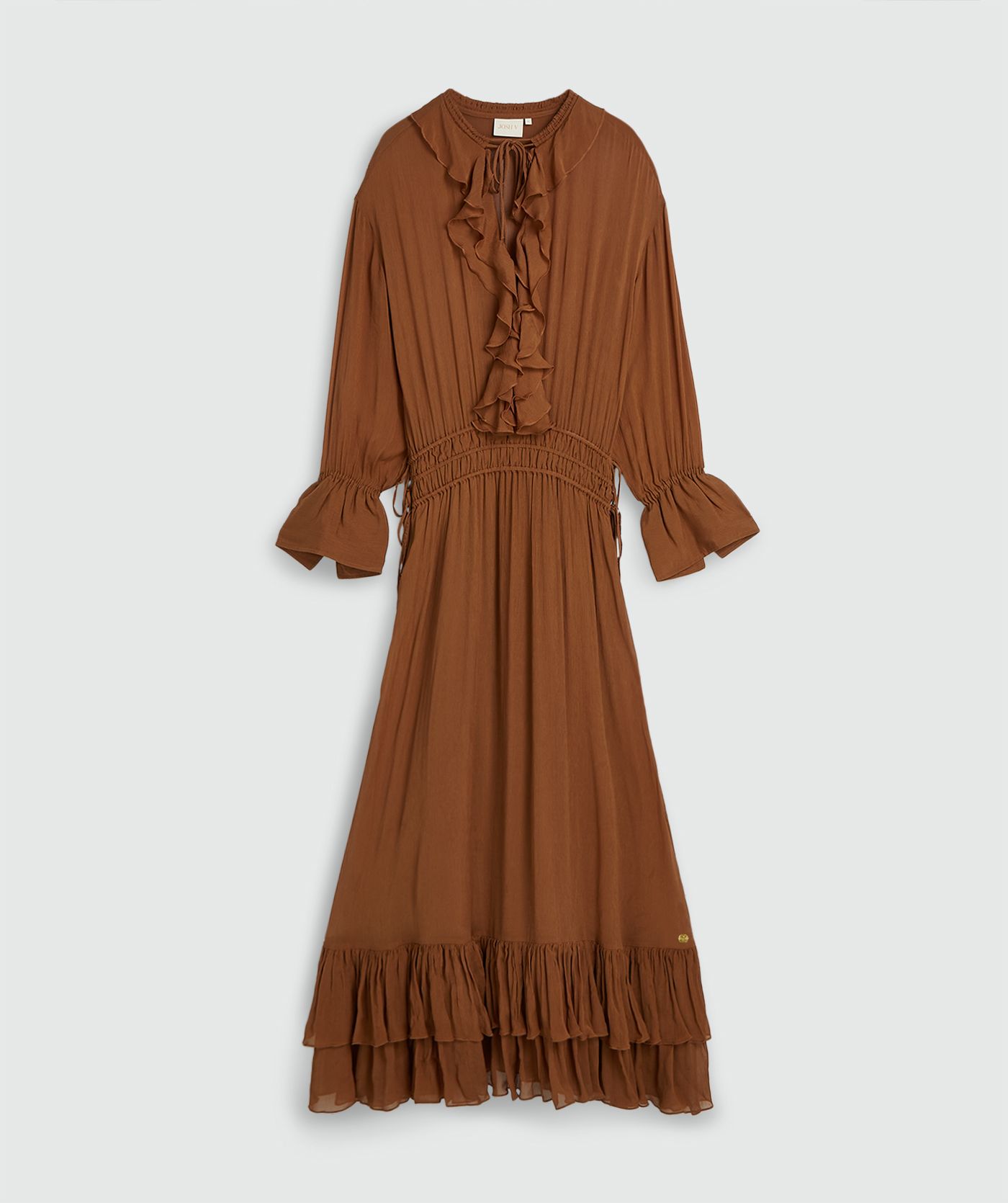 Een oversized maxi jurk in de kleur Mocha Brown, zonder model, weergegeven op een lichtgrijze achtergrond