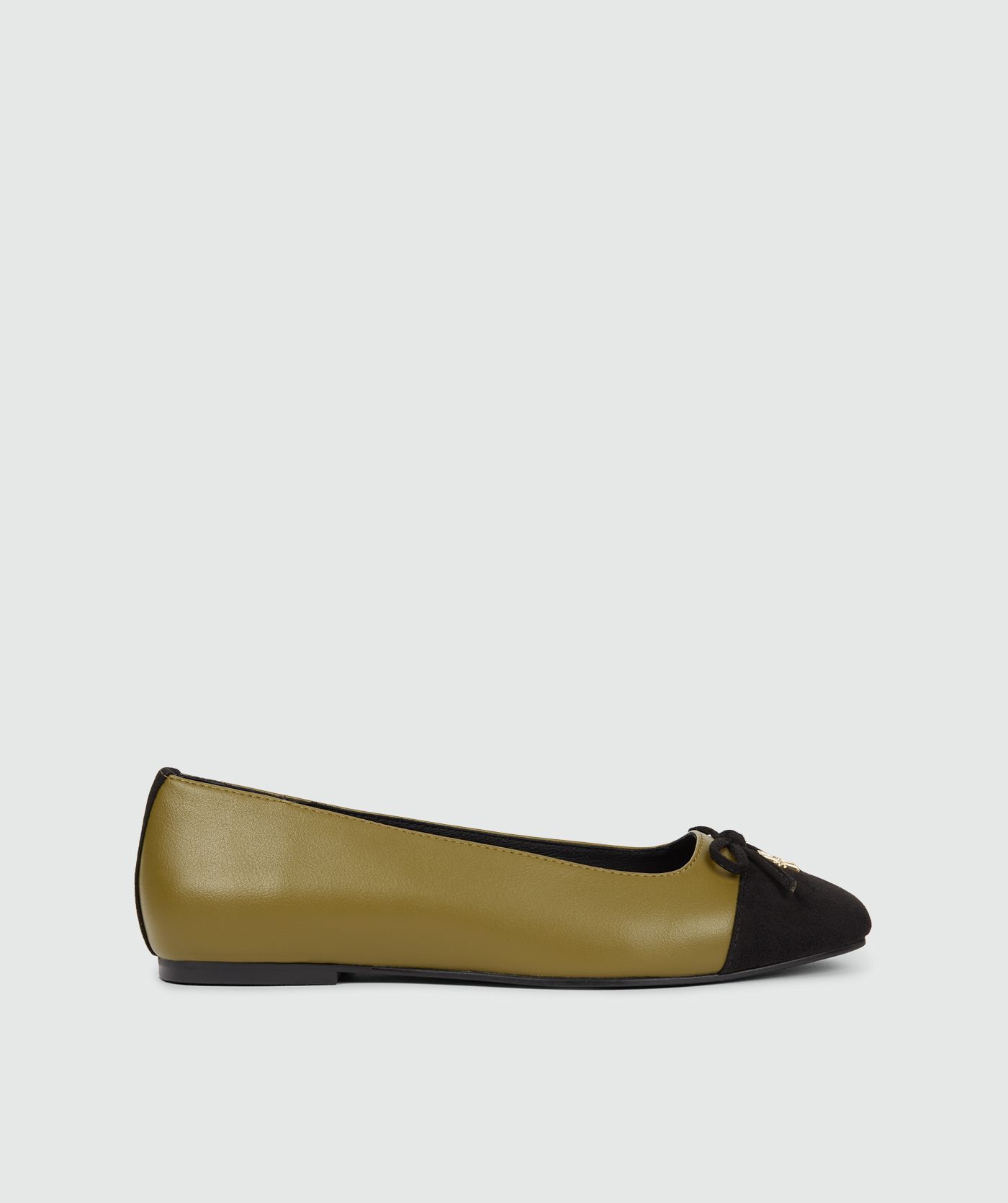 Olive Green ballerinas met een zwarte suede neus, een strikdetail en een goudkleurig logo
