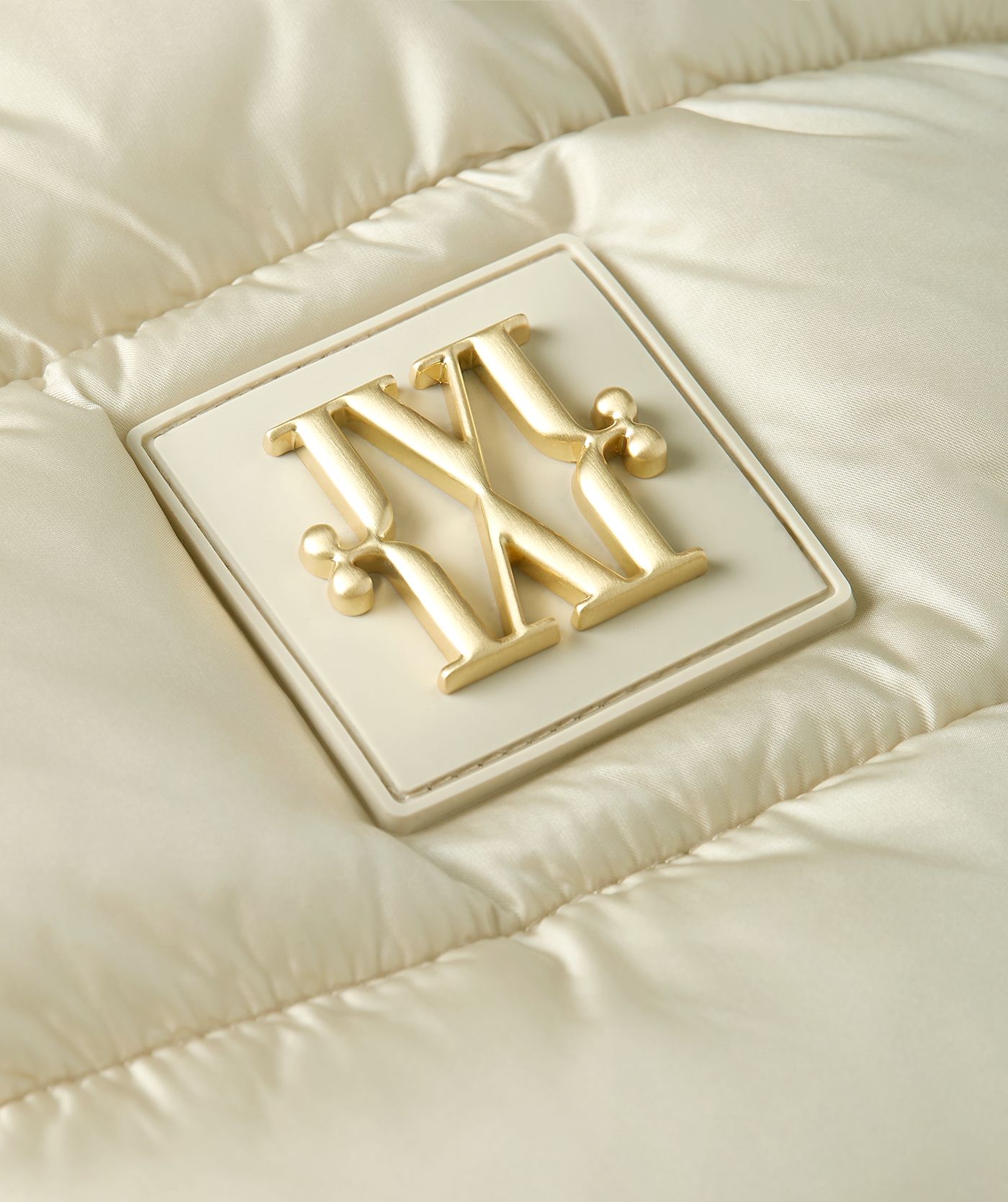 Close-up JOSH V monogram logo - Josh V