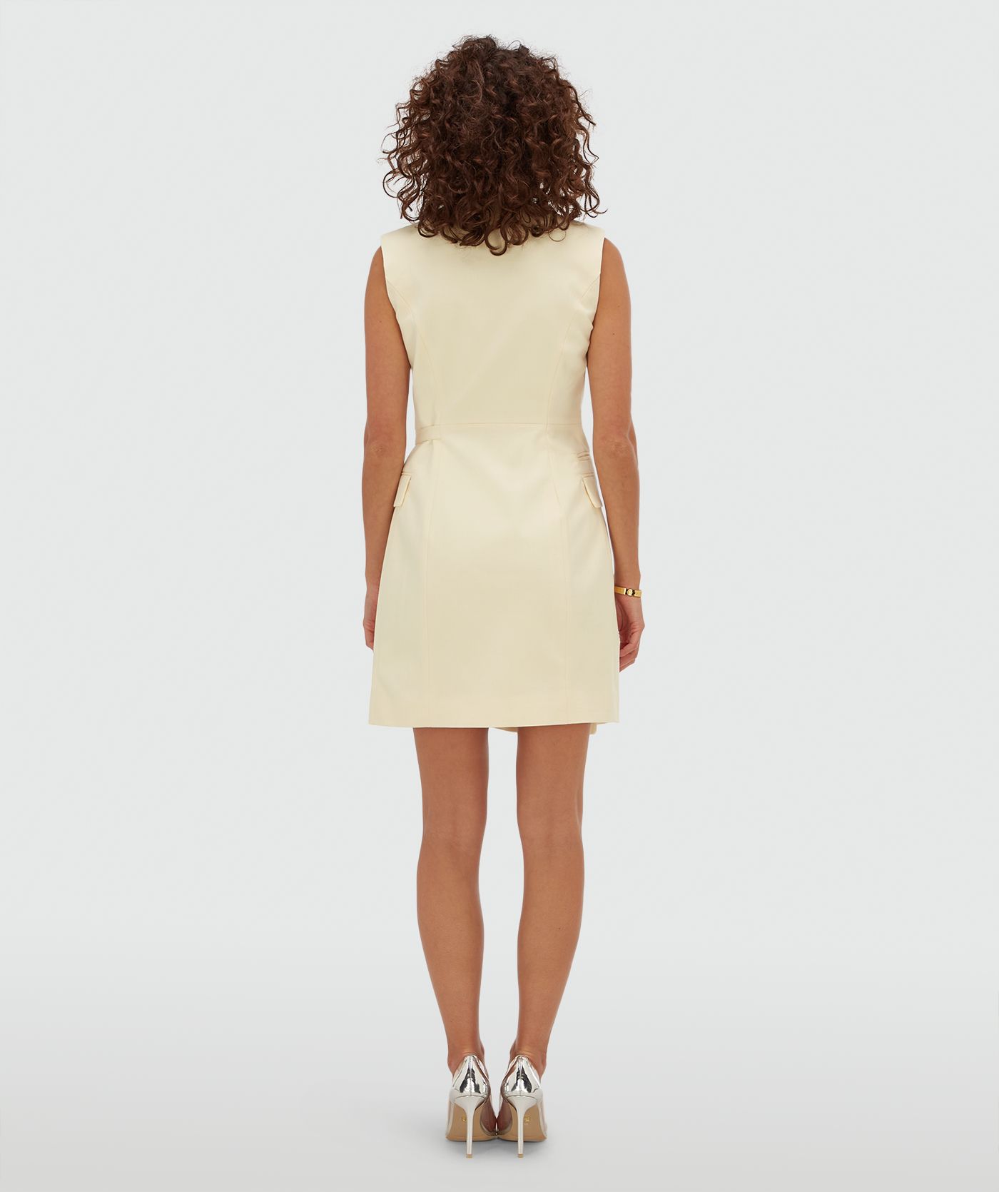 Model draagt een overslag jurk in de kleur Butter Yellow
