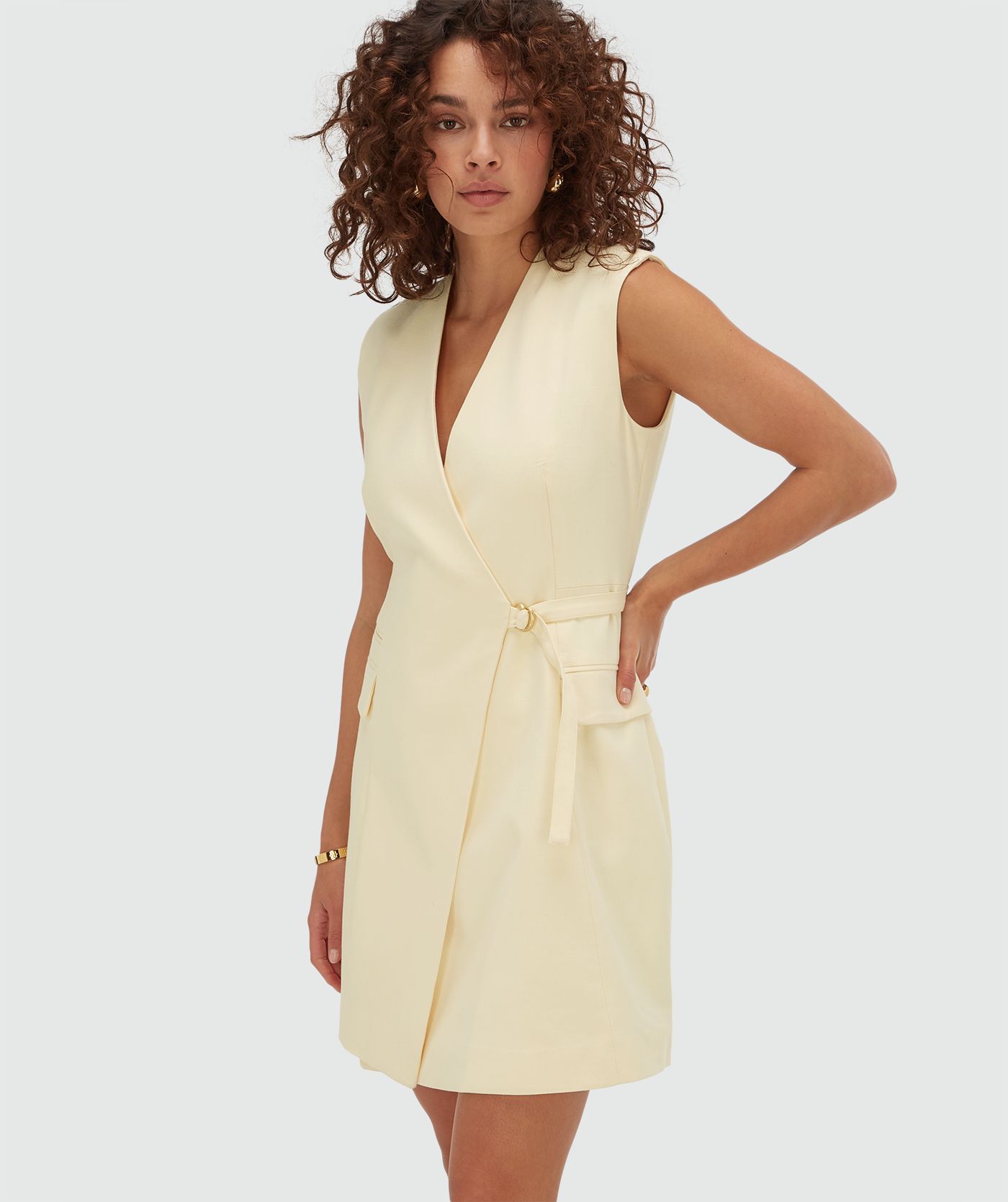 Model draagt een overslag jurk in de kleur Butter Yellow