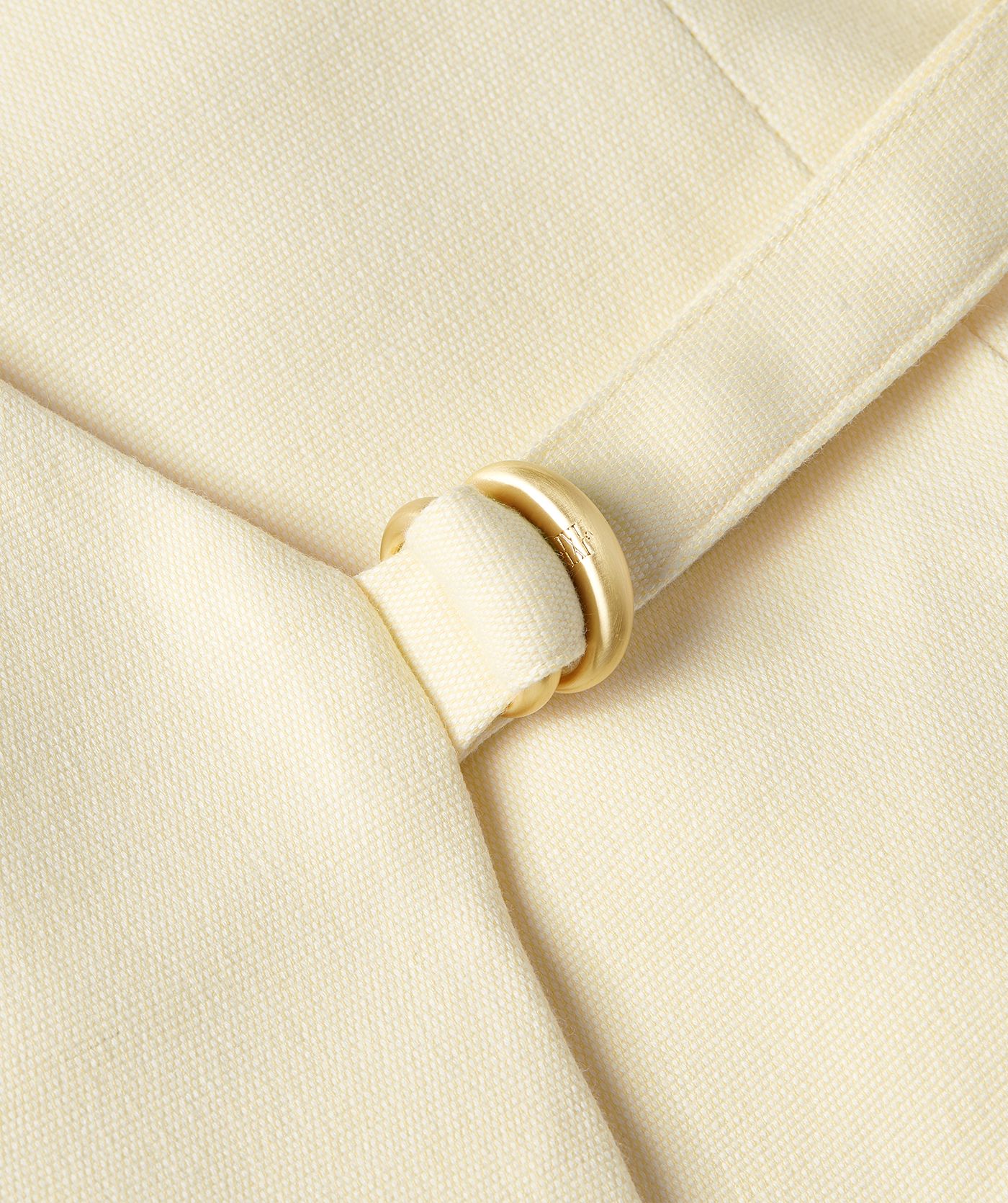 Close-up van een overslag jurk in de kleur Butter Yellow