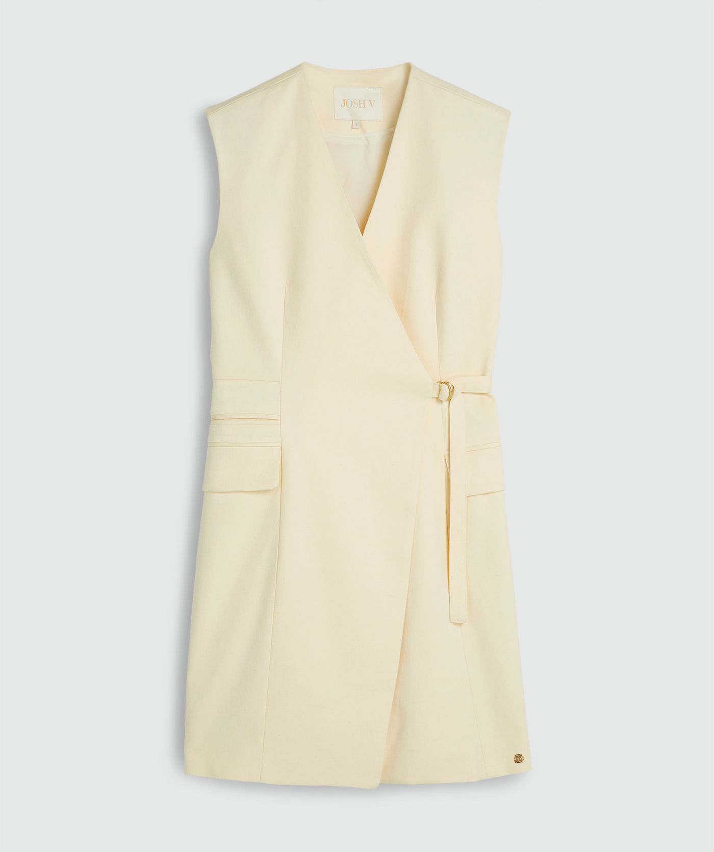 Een overslag jurk in de kleur Butter Yellow, zonder model, weergegeven op een lichtgrijze achtergrond