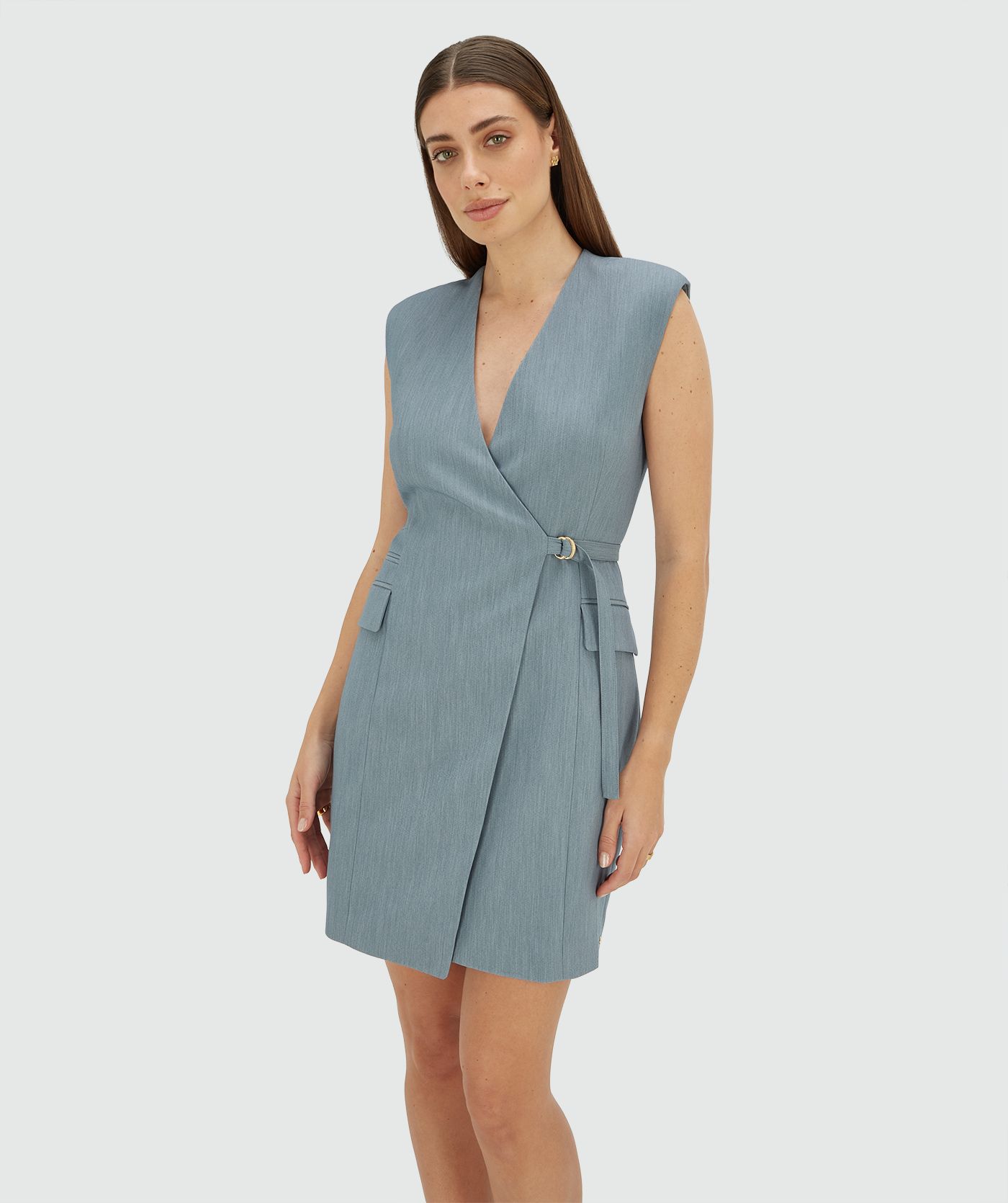 Model draagt een overslagjurk in de kleur Sky Blue Melange