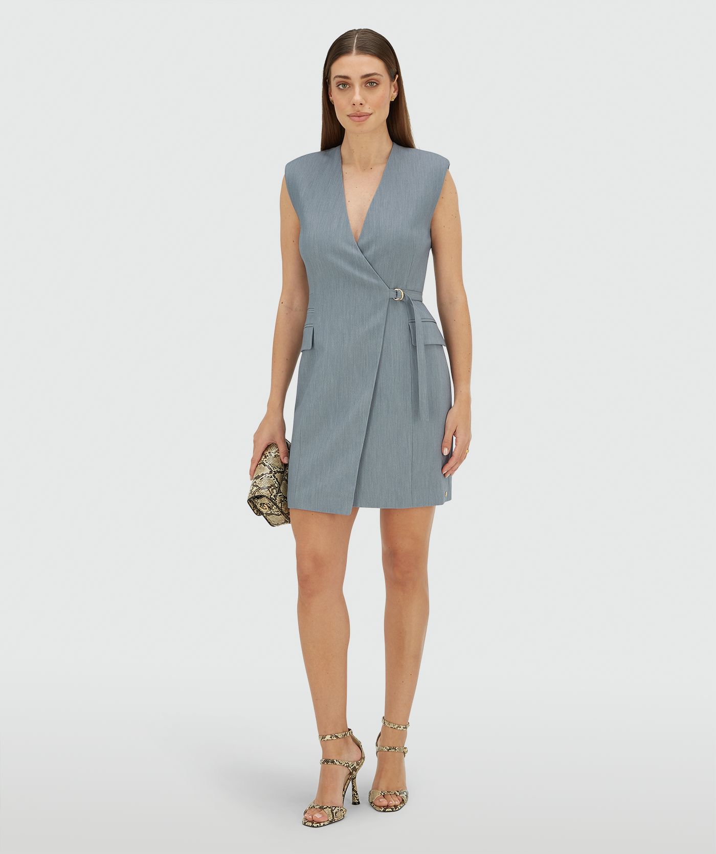 Model draagt een overslagjurk in de kleur Sky Blue Melange