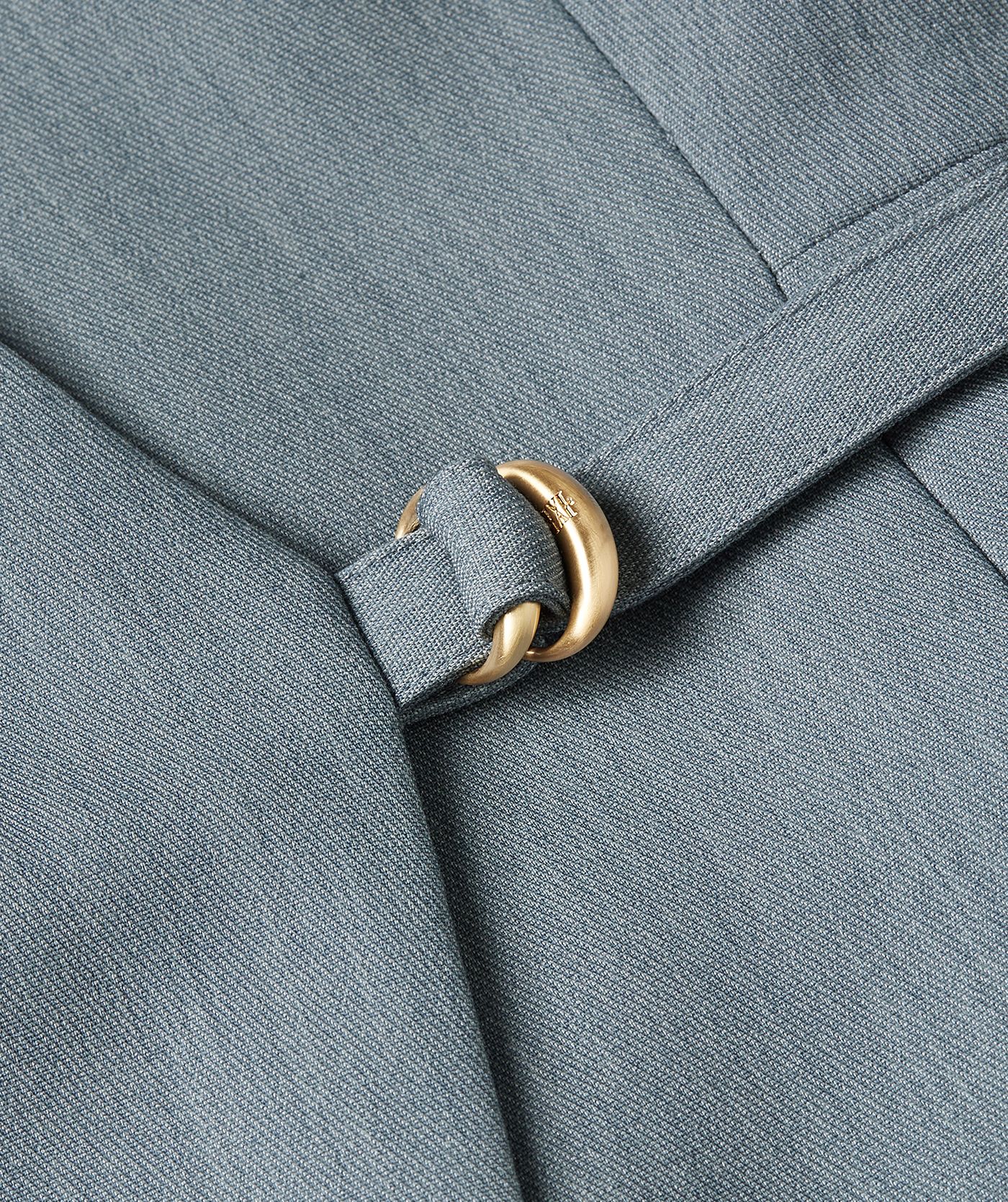 Close-up van een overslagjurk in de kleur Sky Blue Melange