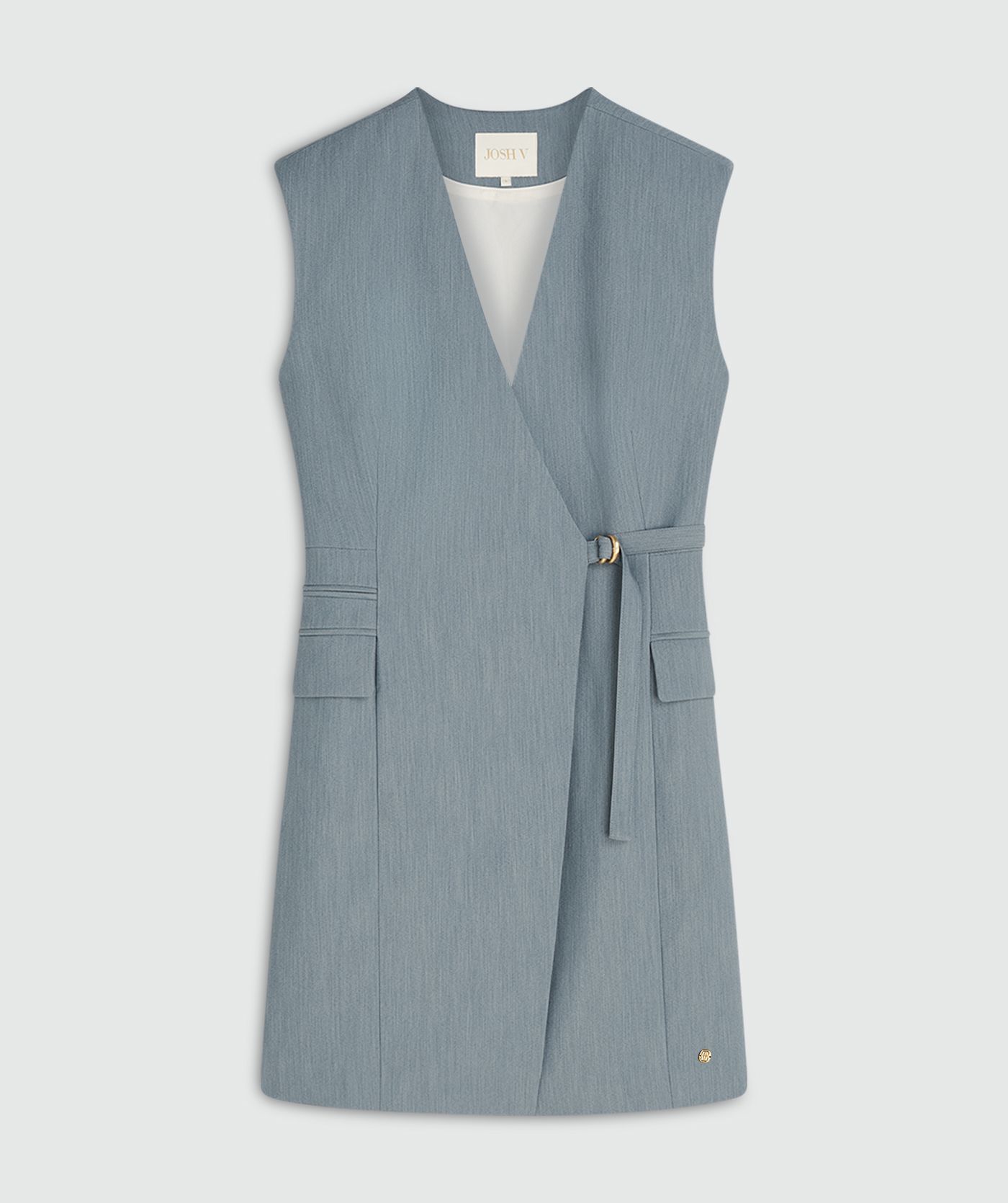 Een overslagjurk in de kleur Sky Blue Melange zonder model, weergegeven op een lichtgrijze achtergrond