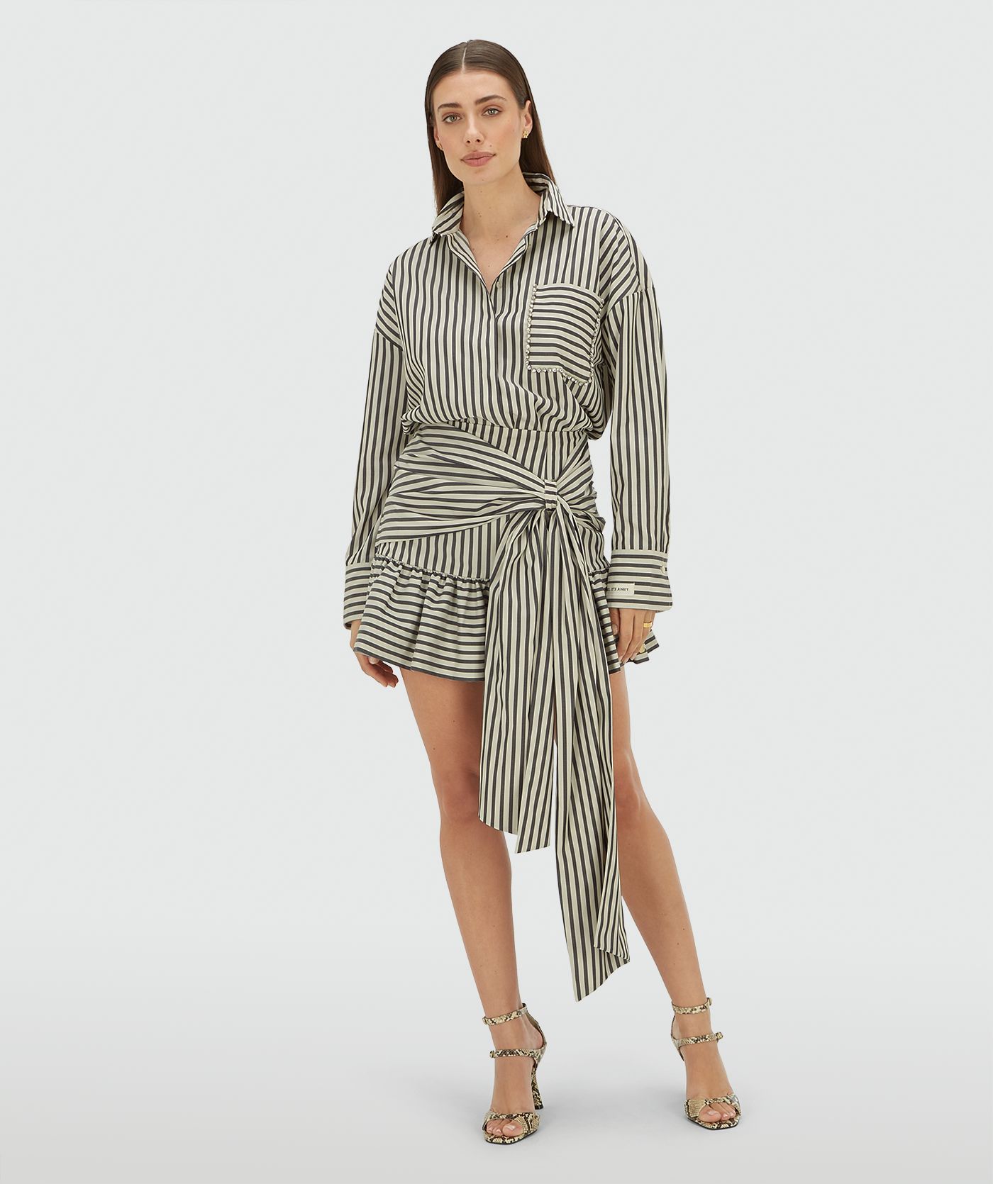 Model draagt een high rise rok met strepen in de kleur Dark Blue Stripe
