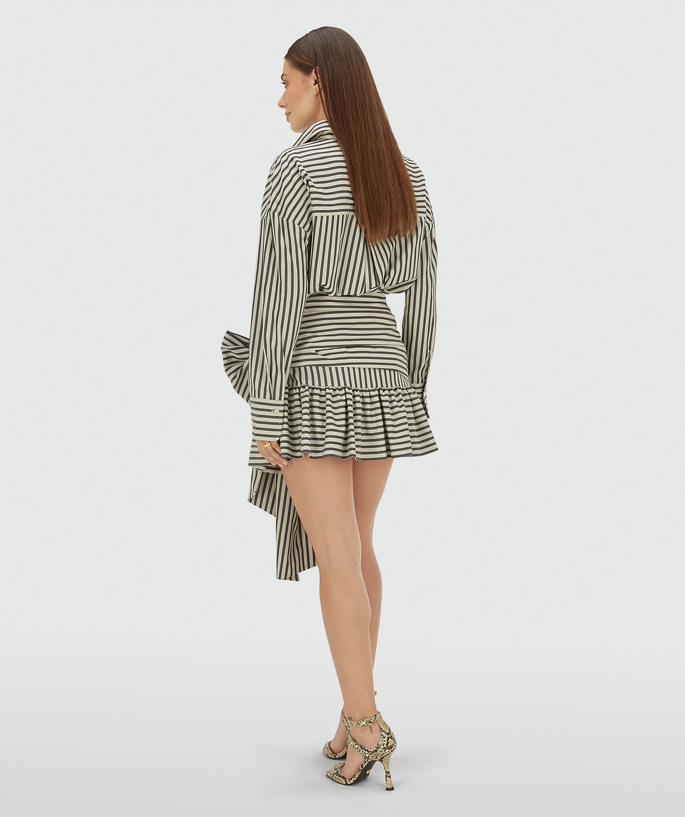 Achteraanzicht van een model in een high rise rok met strepen in de kleur Dark Blue Stripe