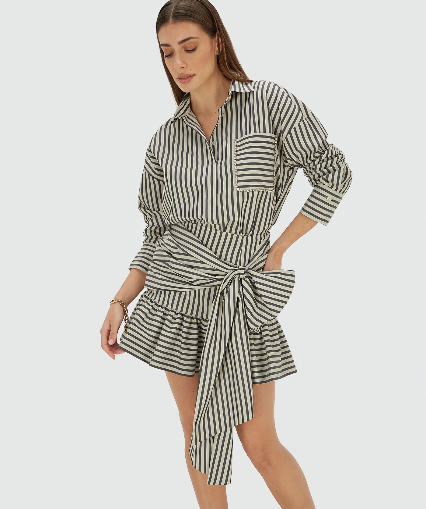 Model draagt een high rise rok met strepen in de kleur Dark Blue Stripe