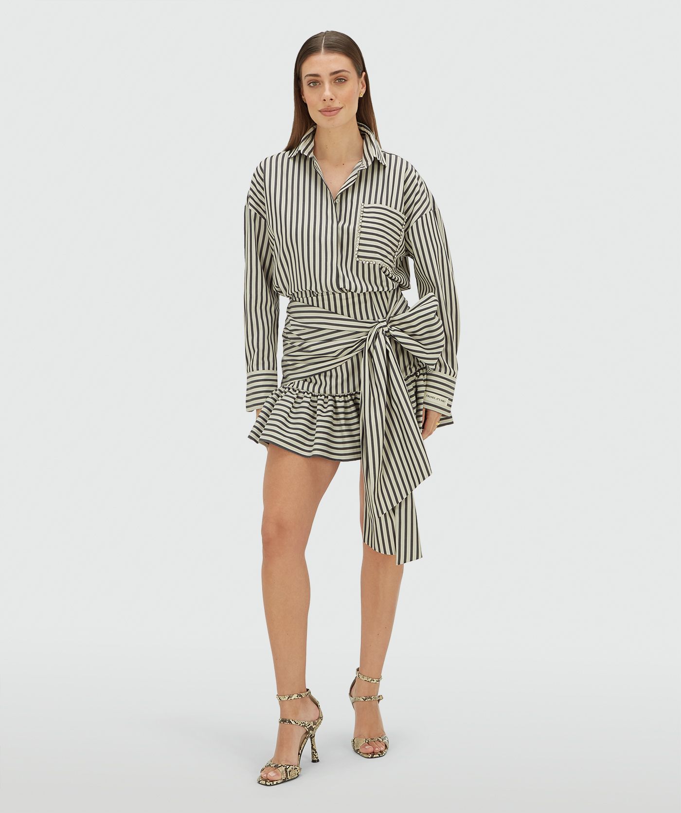 Model draagt een high rise rok met strepen in de kleur Dark Blue Stripe