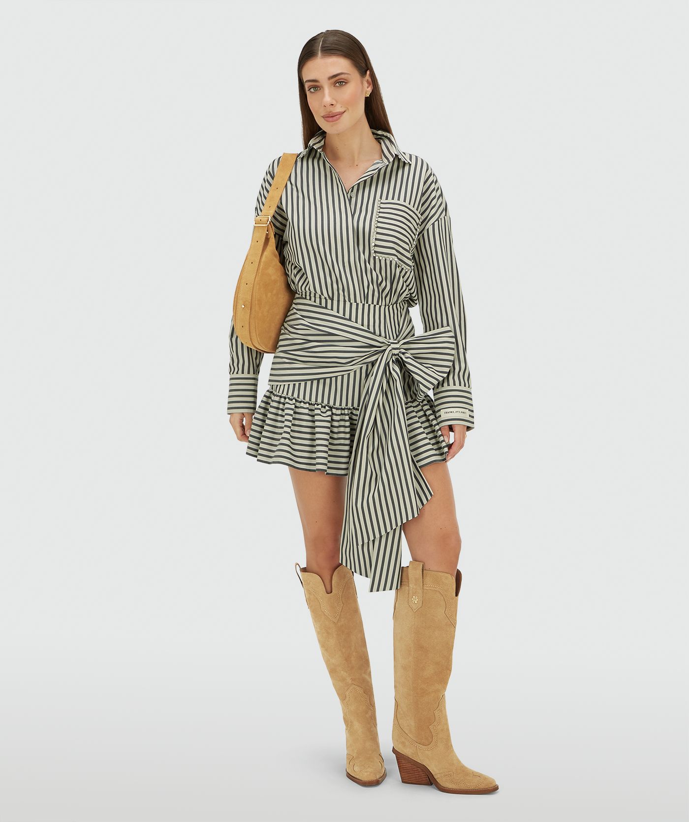 Model draagt een high rise rok met strepen in de kleur Dark Blue Stripe