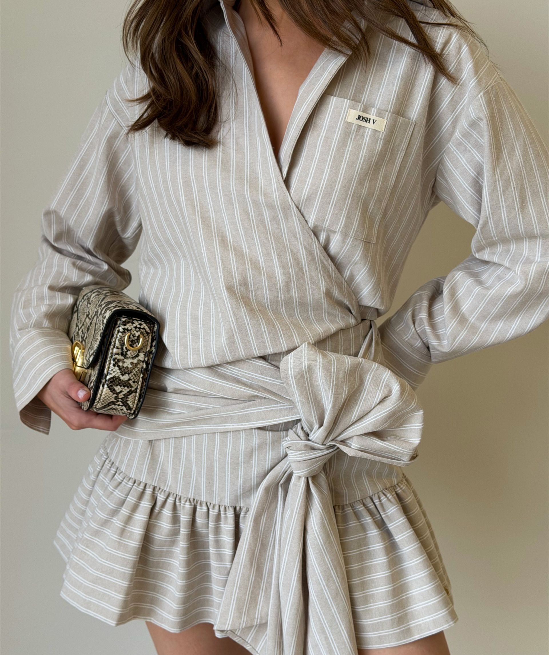 Model draagt een rok met strepen in de kleur Stone Stripe
