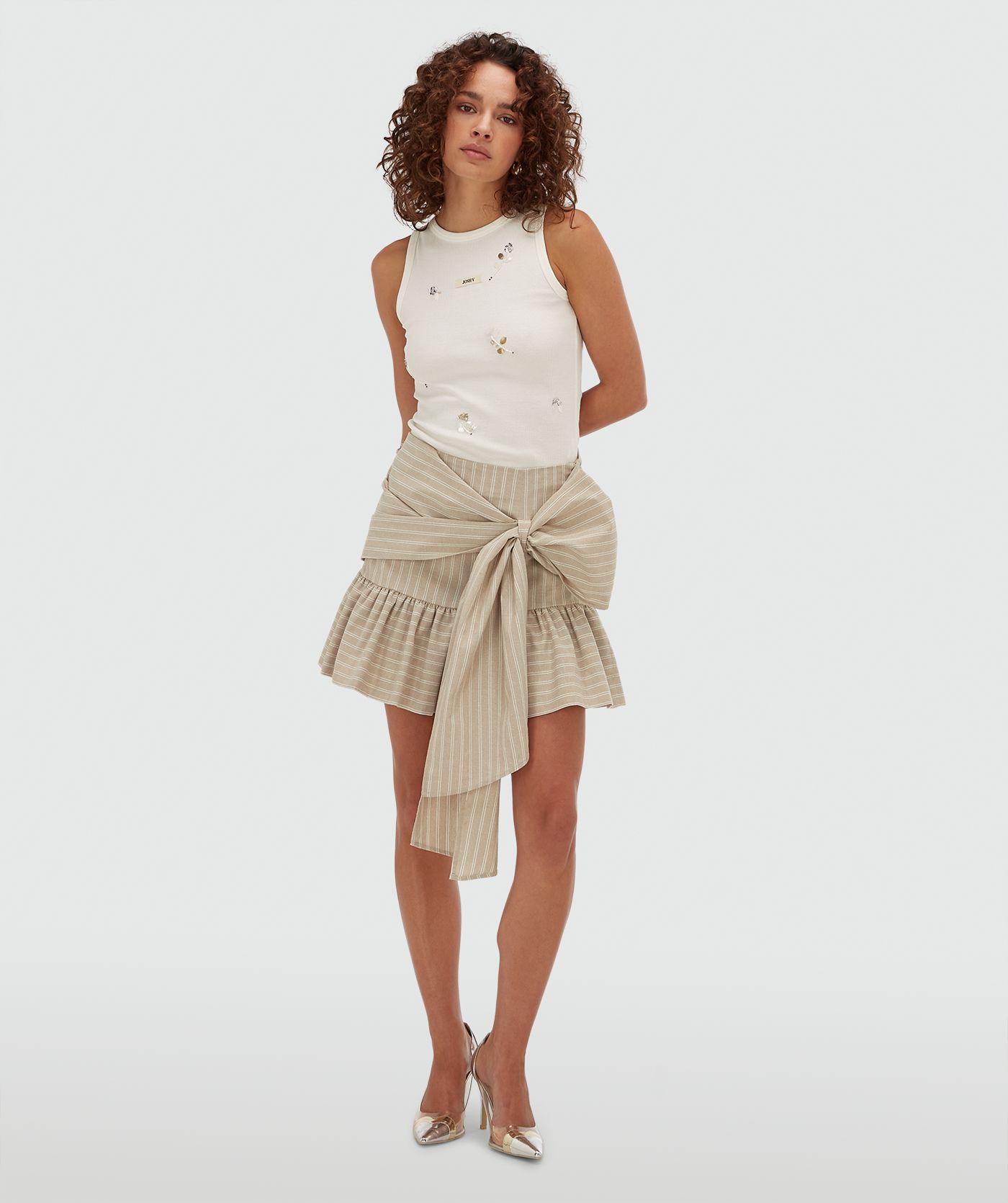 Model draagt een rok met strepen in de kleur Stone Stripe