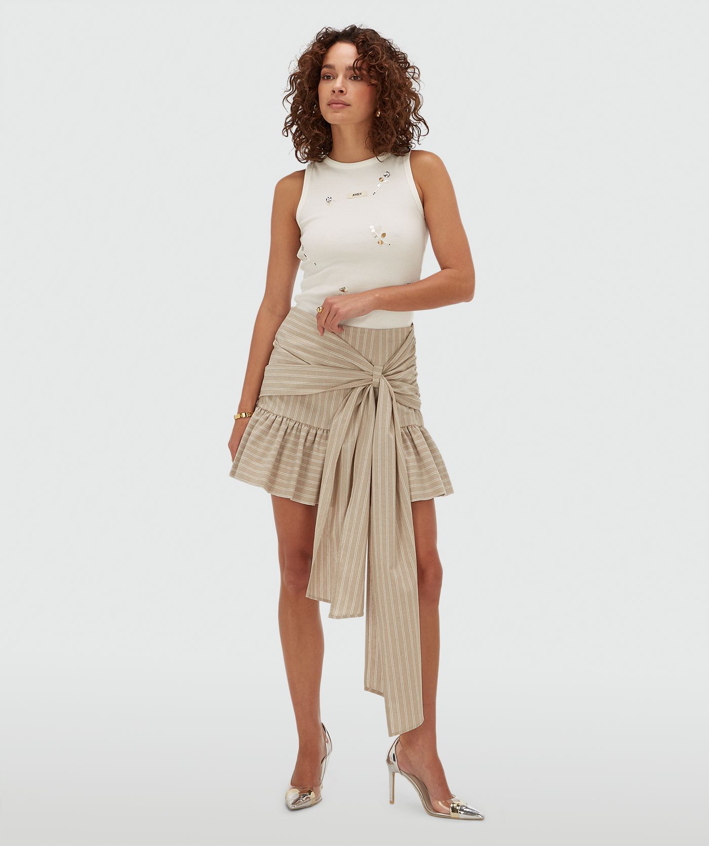 Model draagt een rok met strepen in de kleur Stone Stripe