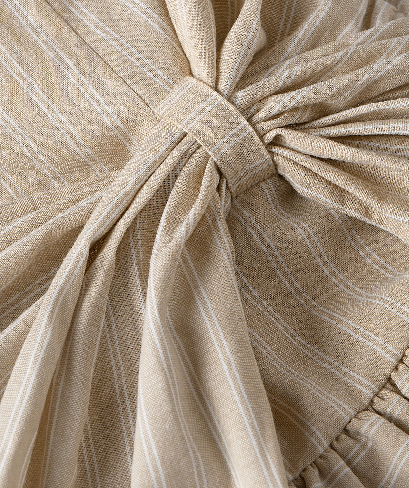Close-up van een rok met strepen in de kleur Stone Stripe