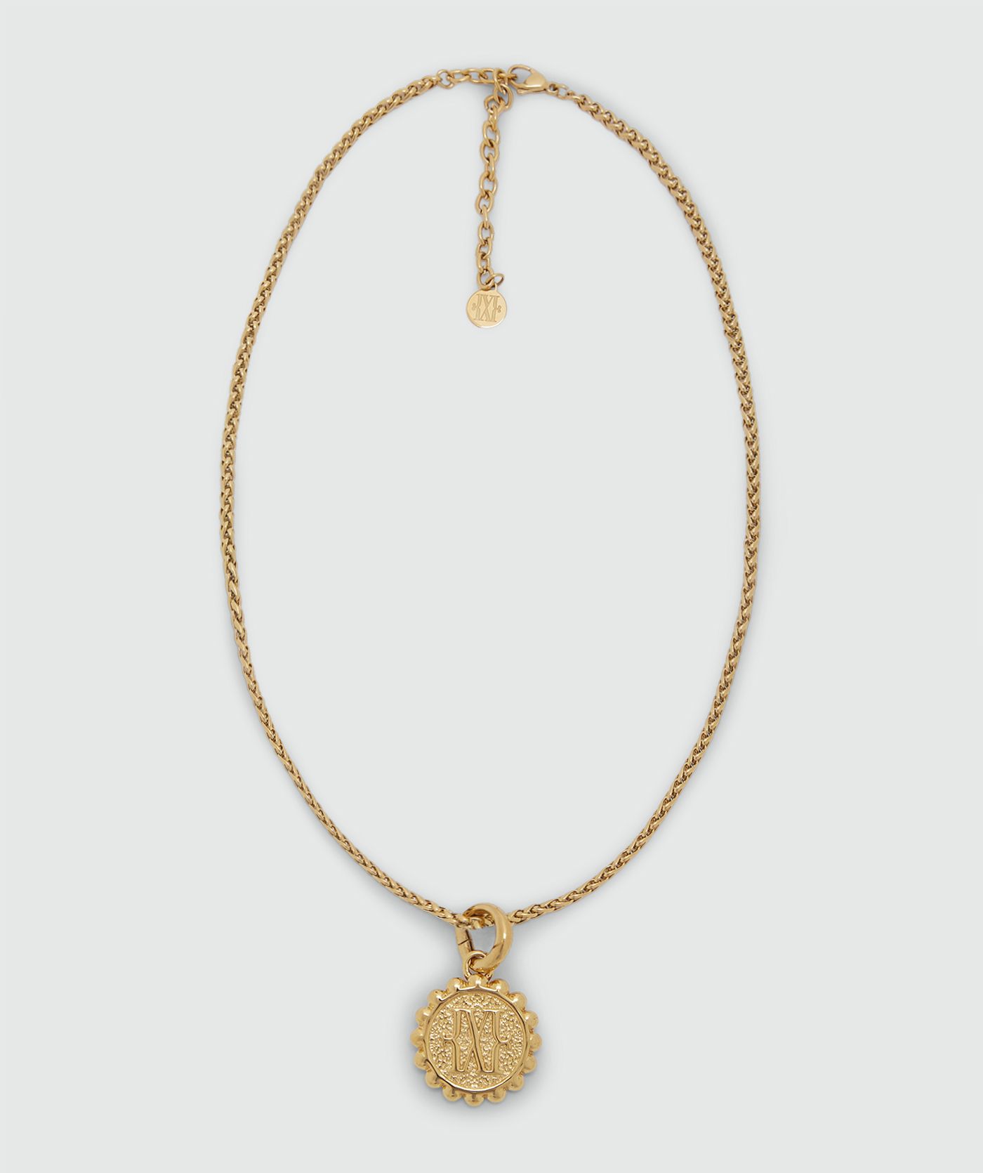Gouden ketting met een ronde hanger met JOSH V-logo zonder model, weergegeven op een lichtgrijze achtergrond.