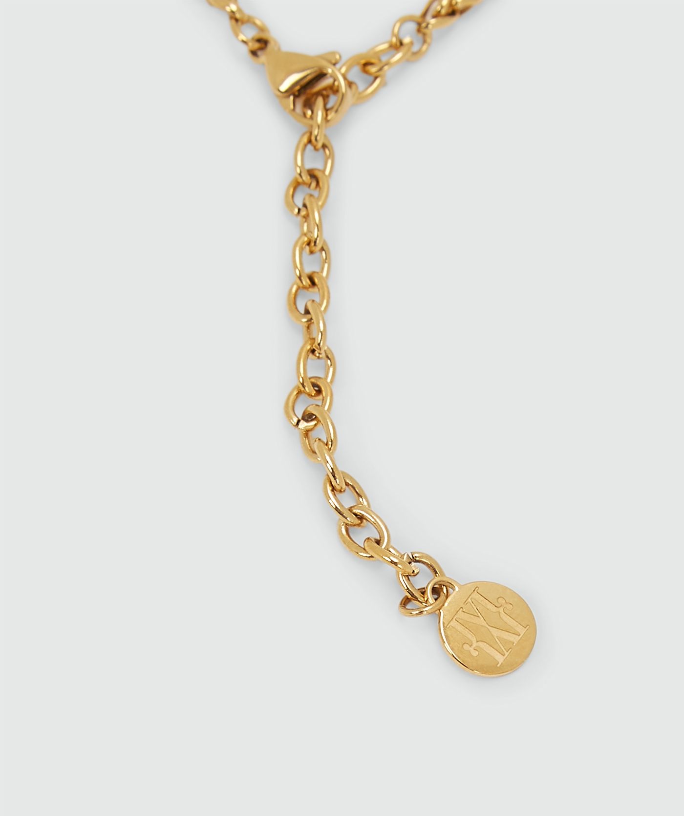 Close-up van de sluiting van de gouden ketting.