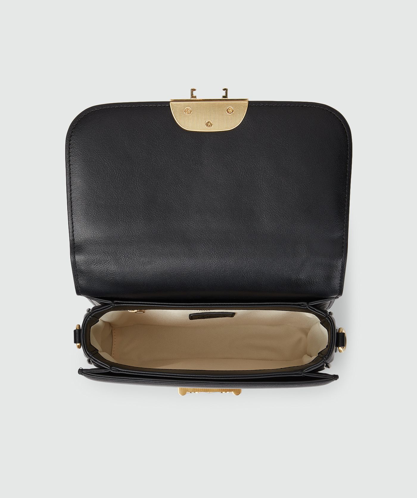 Bovenaanzicht van een tas in het zwart met een goudkleurige bucklesluiting en een verstelbare band, waarbij ook het binnenvak met ritssluiting zichtbaar is