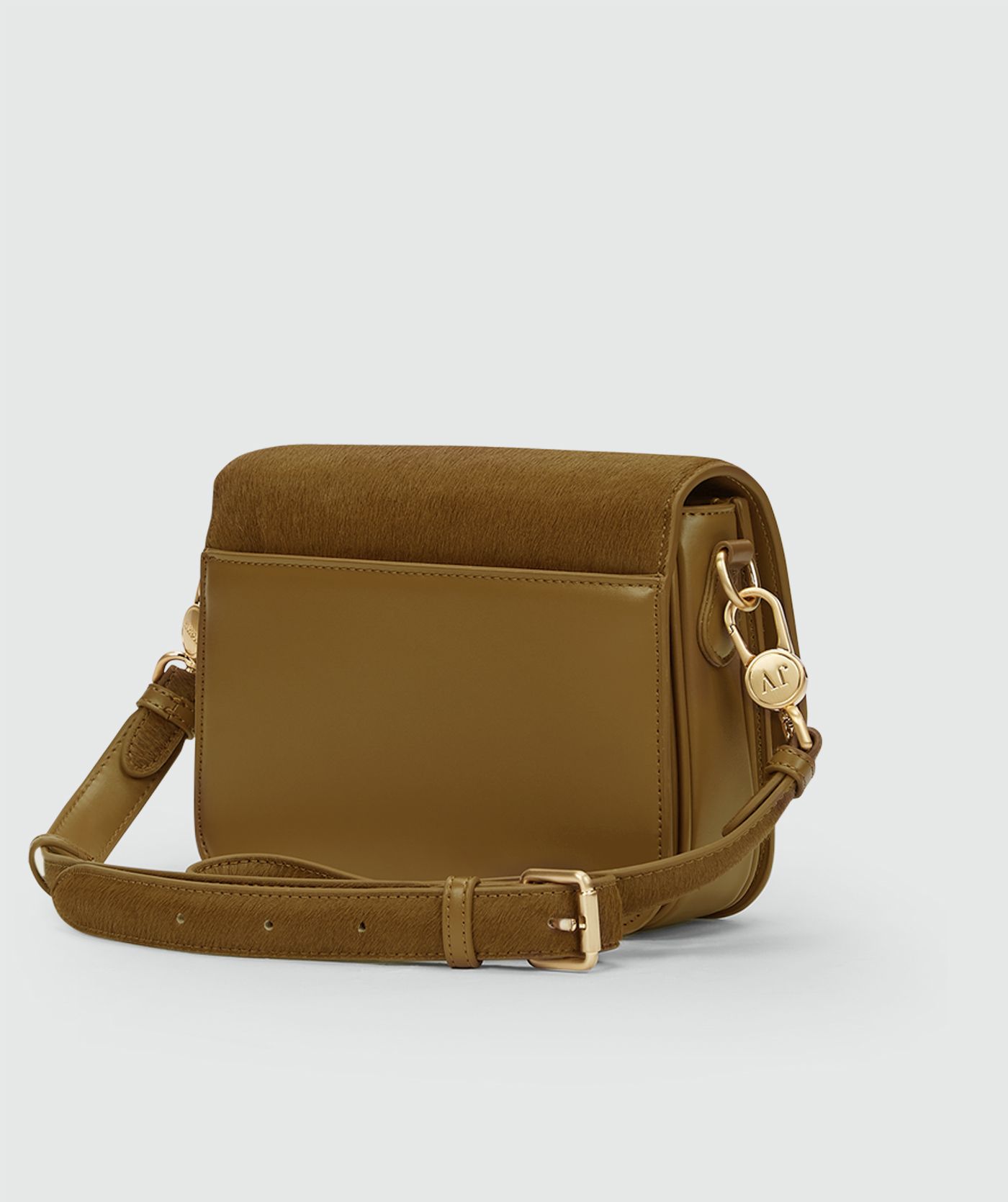 Achterkant van tas met pony haar in de kleur Khaki zonder model, weergegeven op een lichtgrijze achtergrond.