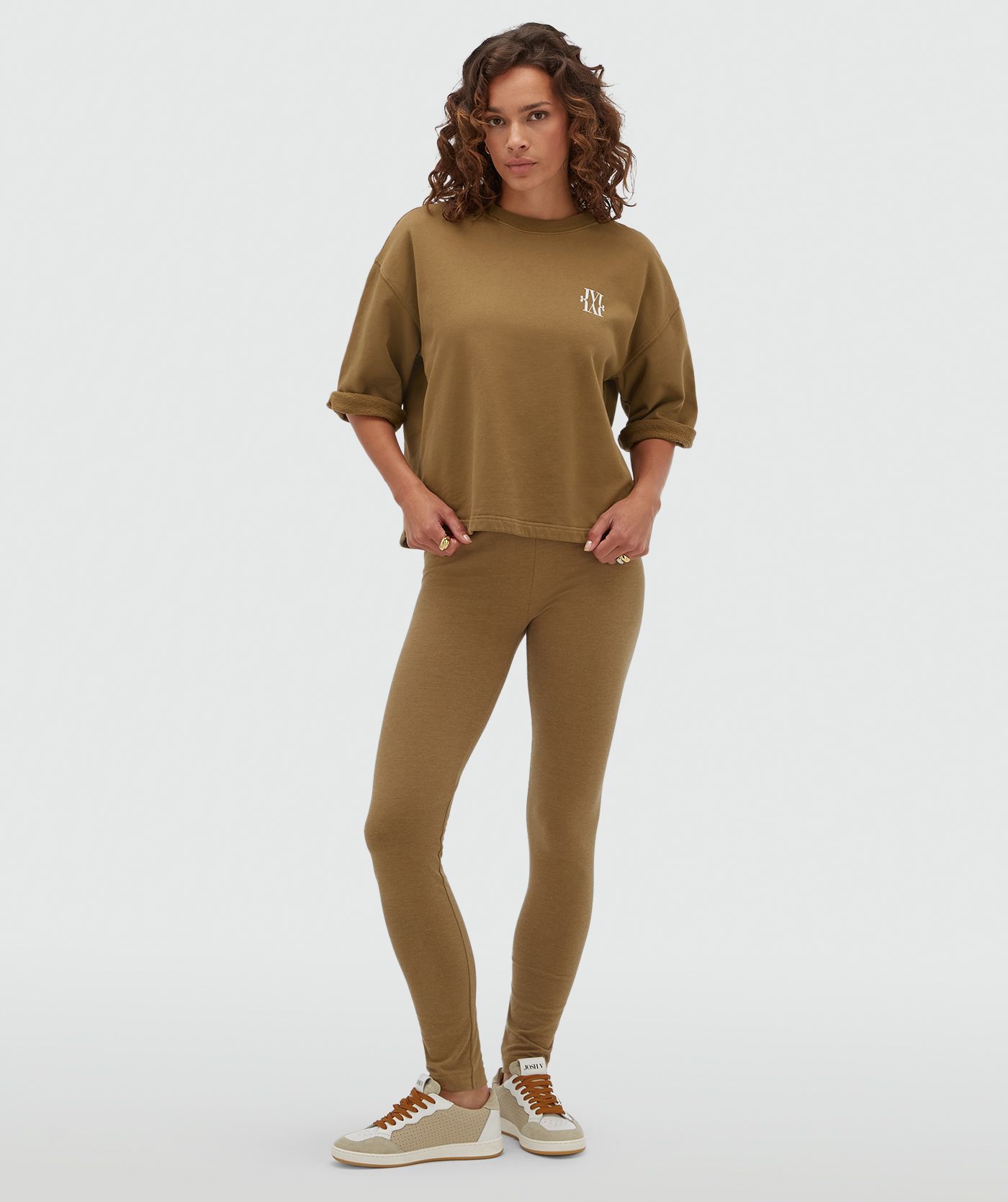 Model draagt een sweater met korte mouwen in de kleur Khaki en heeft een JOSH V-logo op de borst.