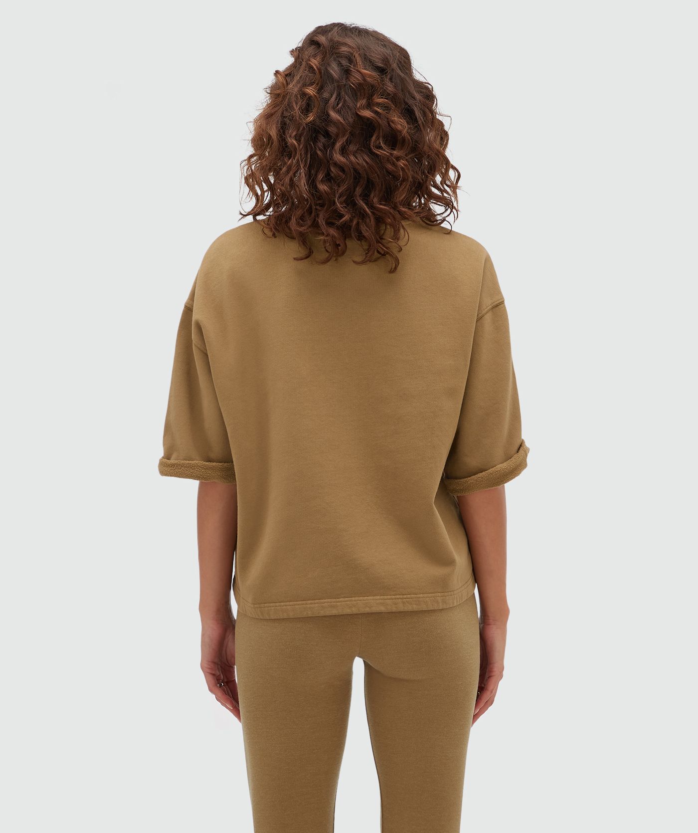 Achteraanzicht van een model in een  sweater met korte mouwen in de kleur Khaki.
